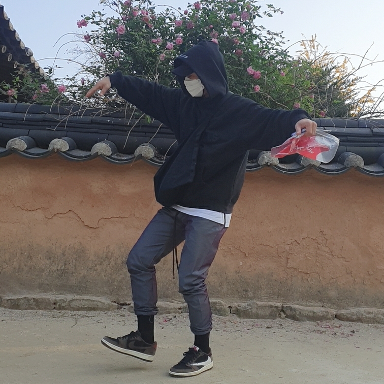 Jordan 1 x Travis Scott Retro Low OG SP Mocha, Essentials 3D Silicon Applique Pullover Hoodie Dark Slate/Black 2020 착용 스타일