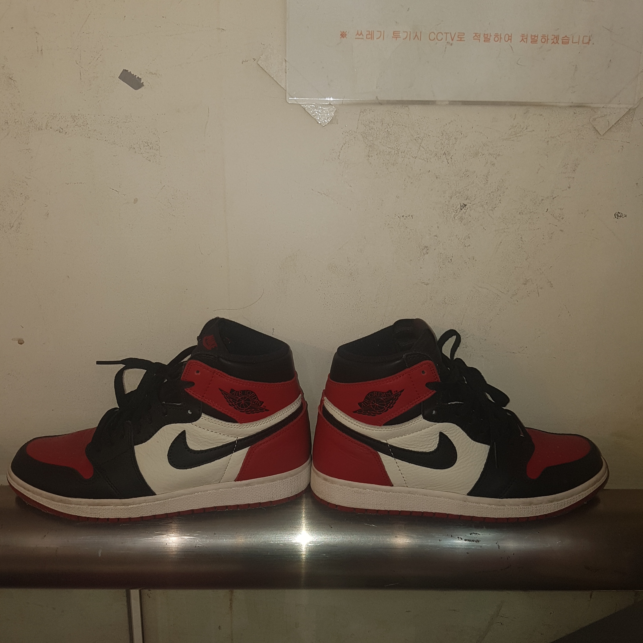 Jordan 1 Retro High OG Bred Toe 착용 스타일 - 3