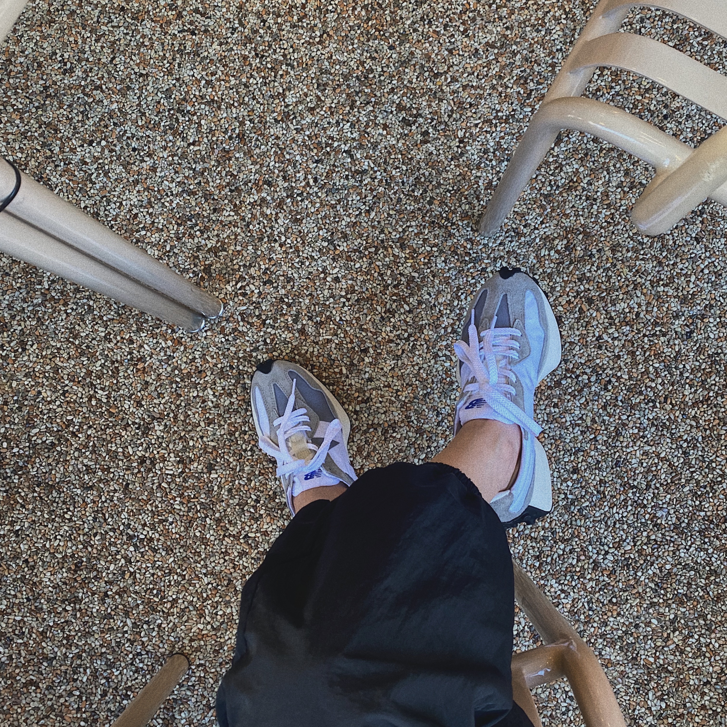 New Balance 327 Grey 착용 스타일 - 2