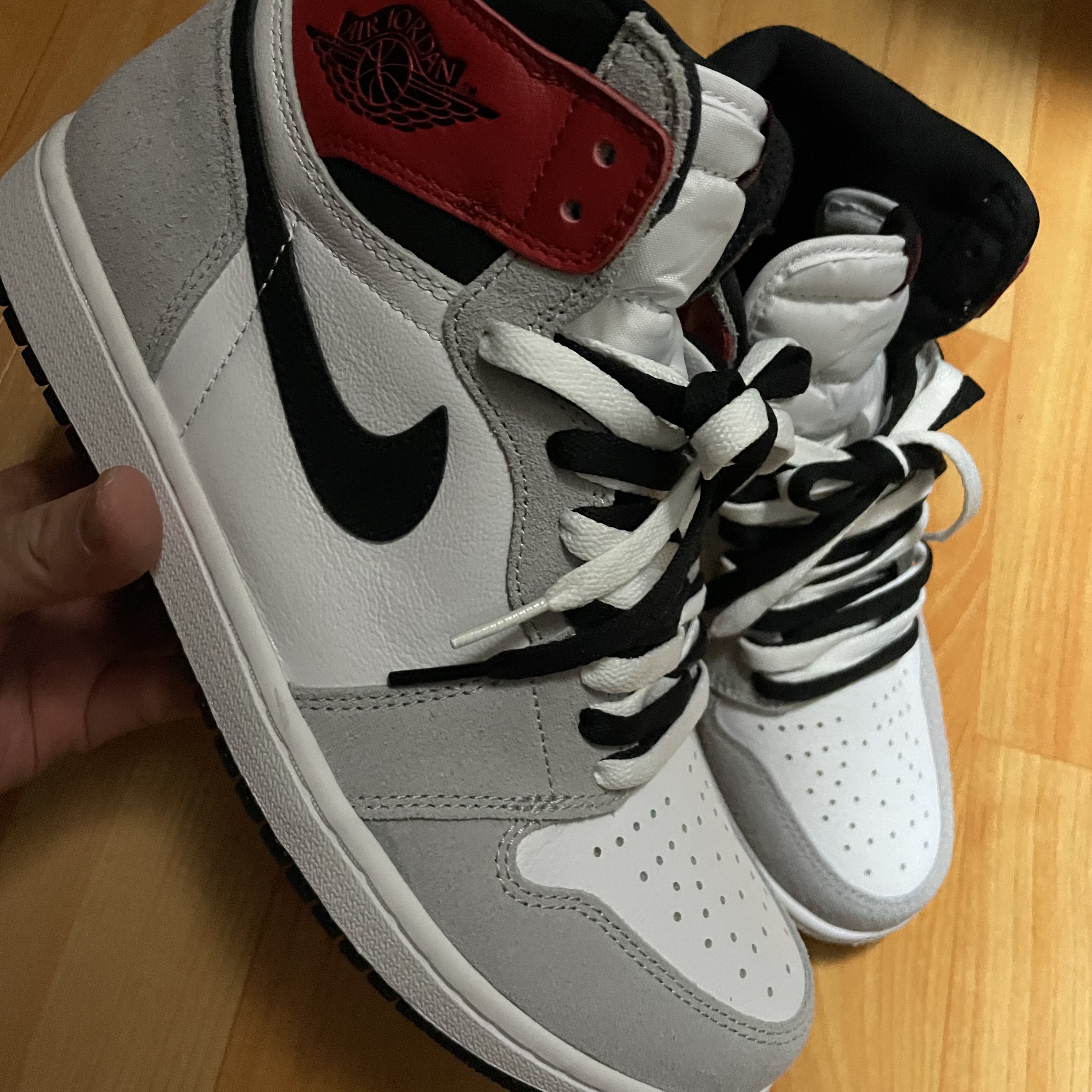 Jordan 1 Retro High OG Light Smoke Grey ์ฐฉ์ฉ ์คํ์ผ