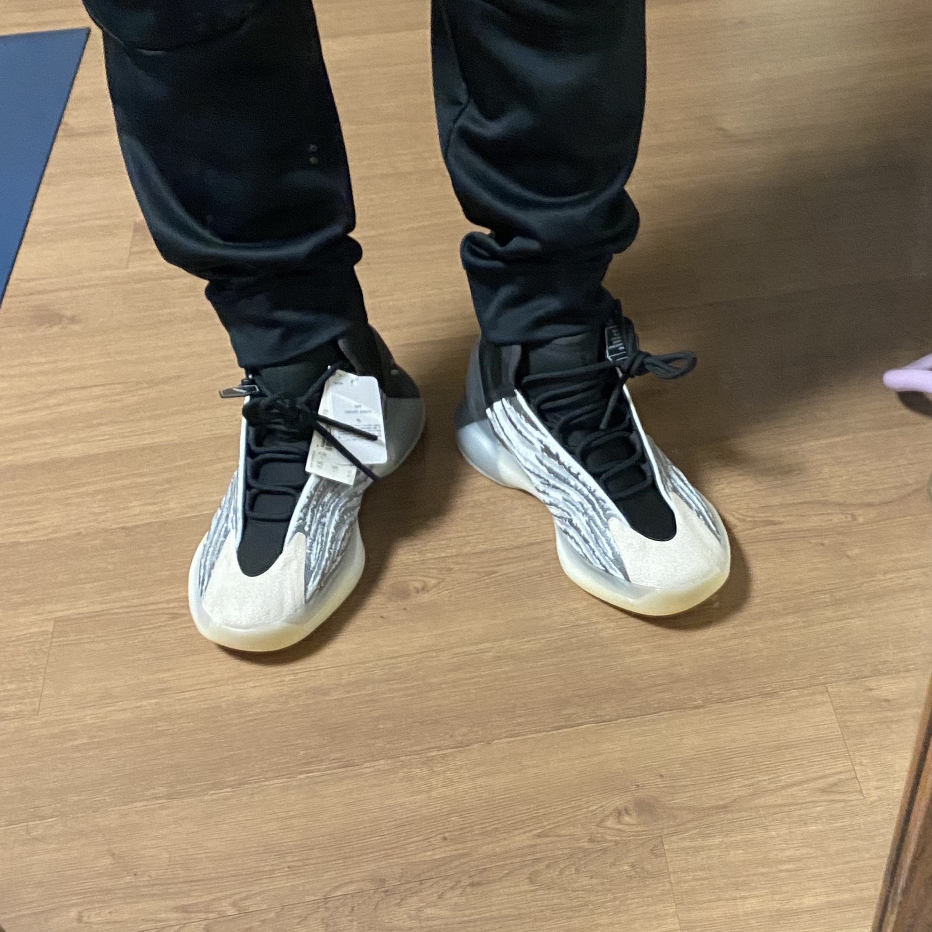 Adidas Yeezy QNTM Lifestyle 착용 스타일 - 3