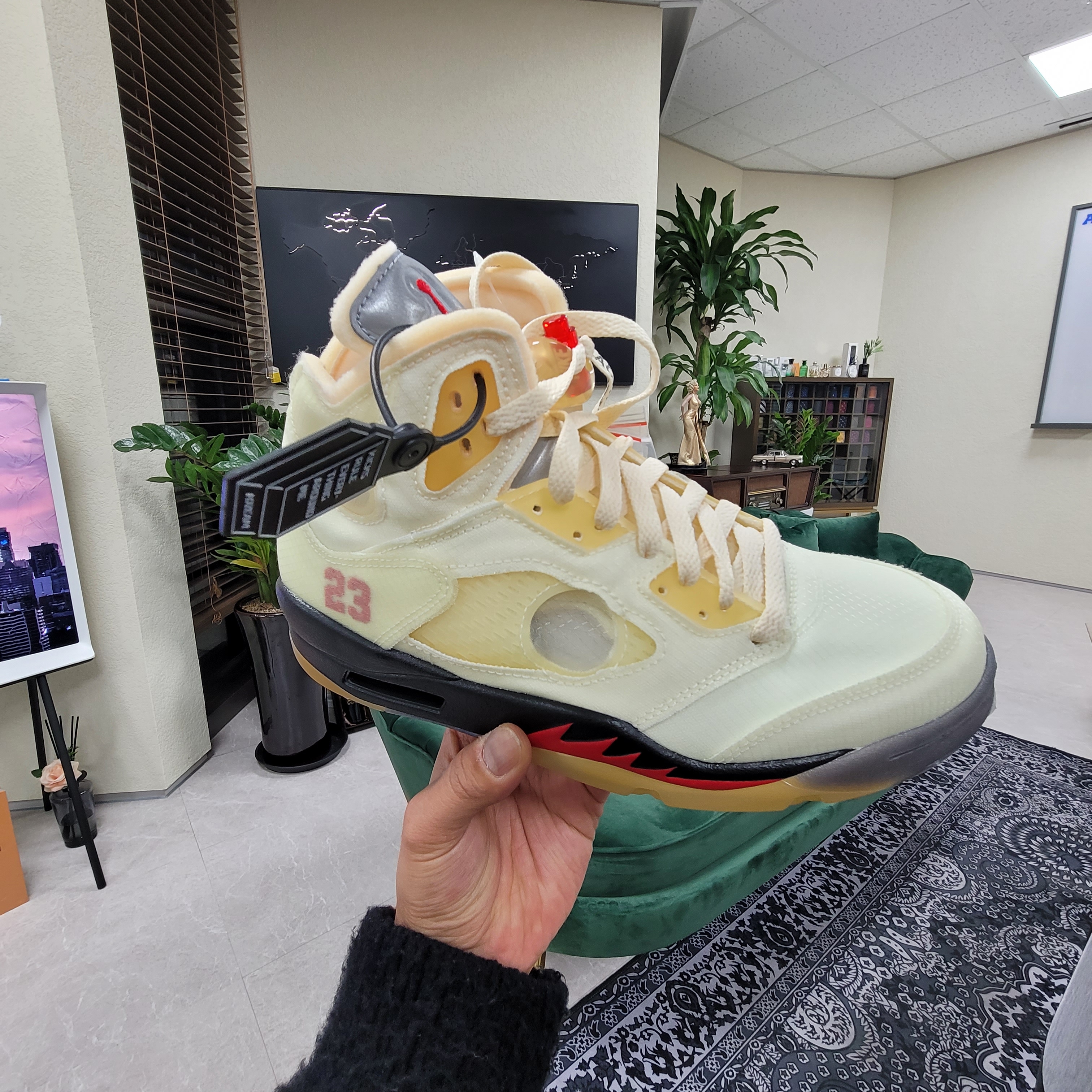 Jordan 5 x Off-White Retro SP Sail Fire Red 착용 스타일