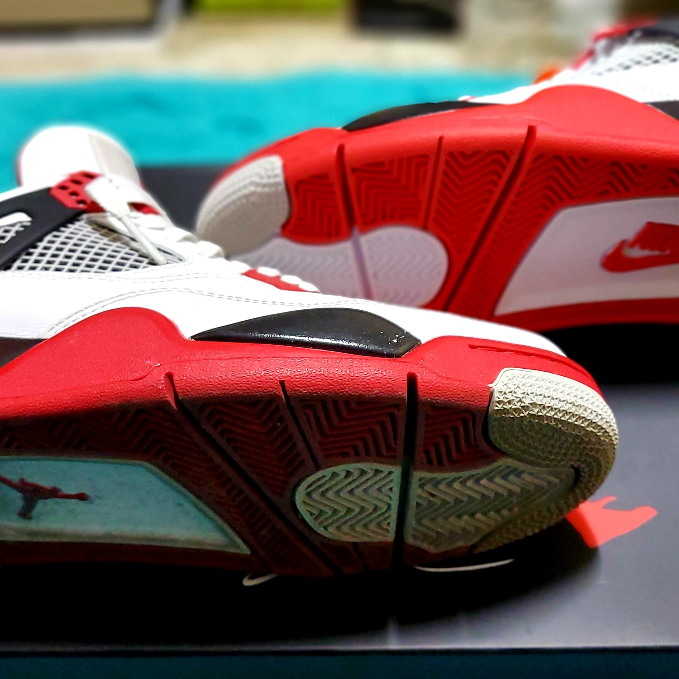 Jordan 4 Retro OG Fire Red 2020 착용 스타일 - 3
