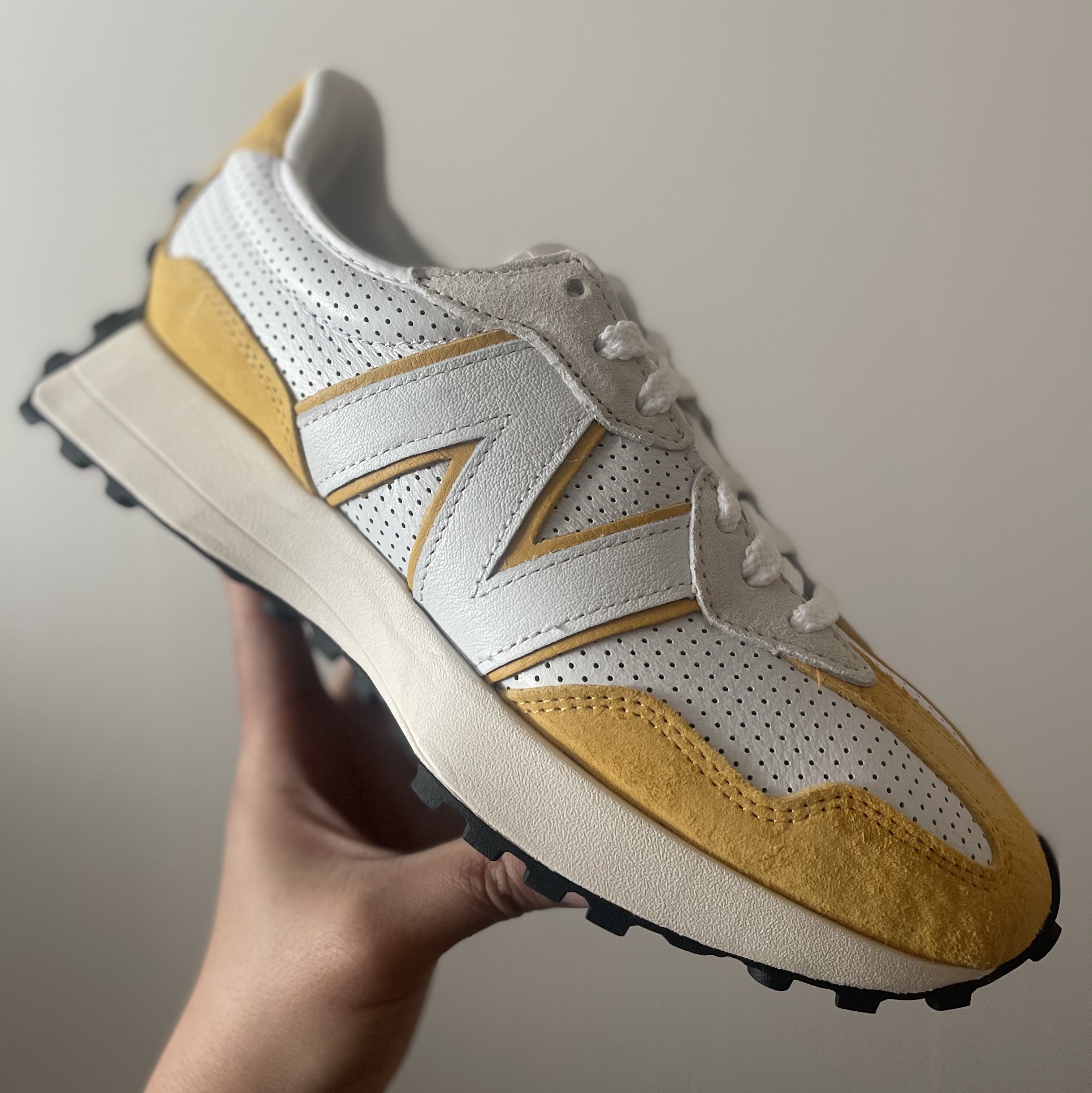New Balance 327 Primary Pack Yellow 착용 스타일 - 2