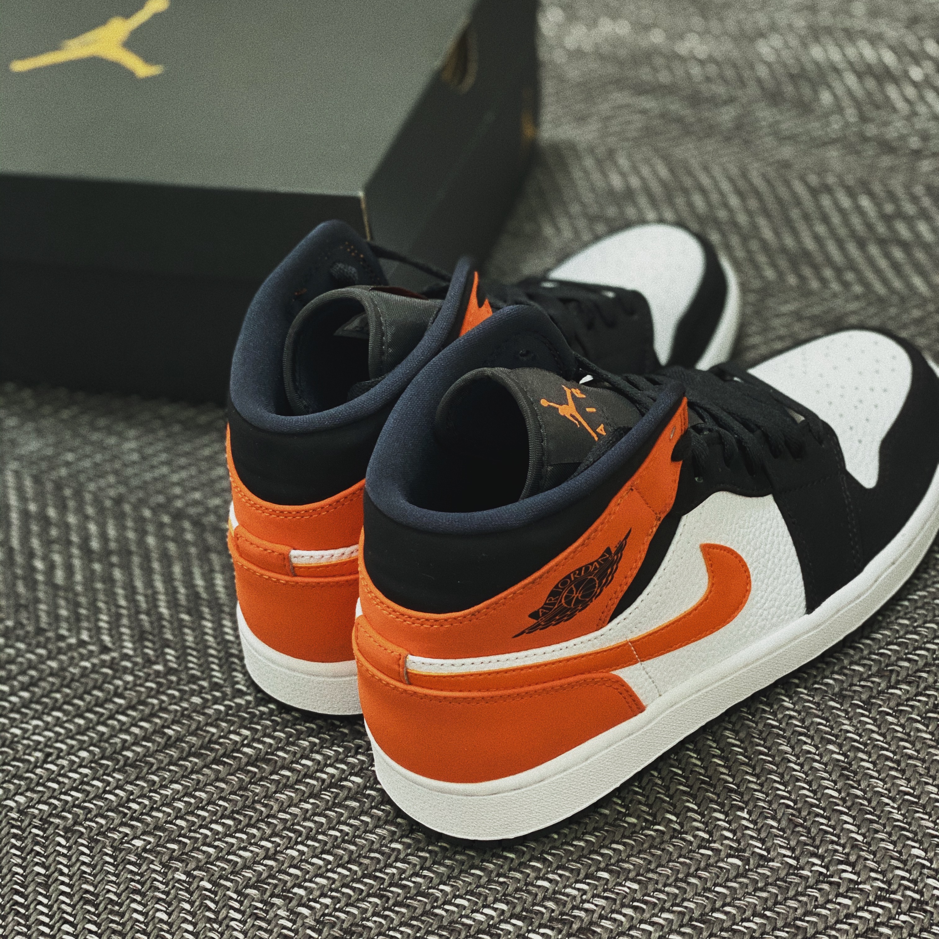 Jordan 1 Mid Shattered Backboard 착용 스타일