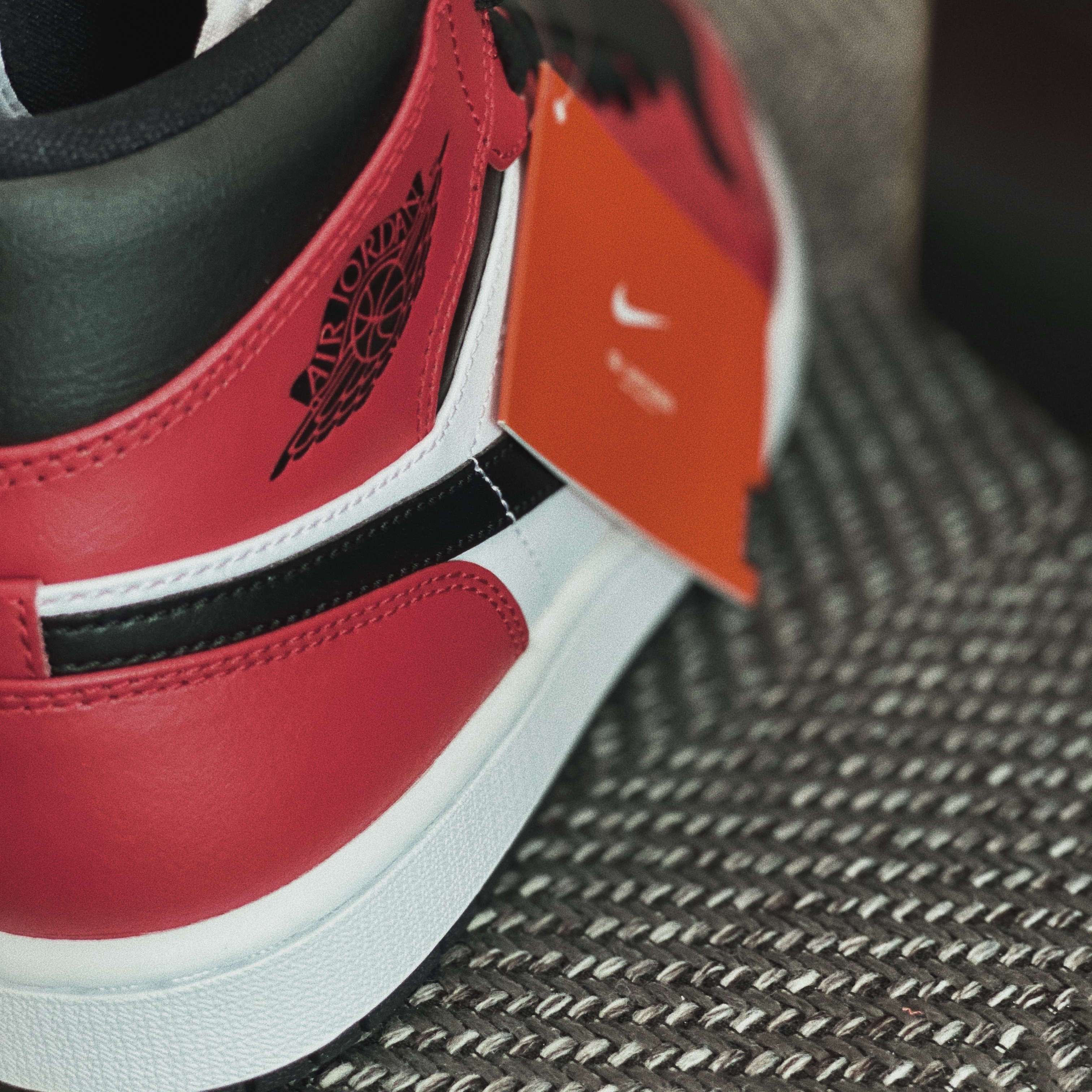 Jordan 1 Mid Chicago Black Toe 착용 스타일 - 3