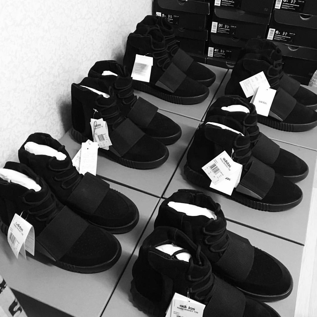 Adidas Yeezy Boost 750 Triple Black 착용 스타일