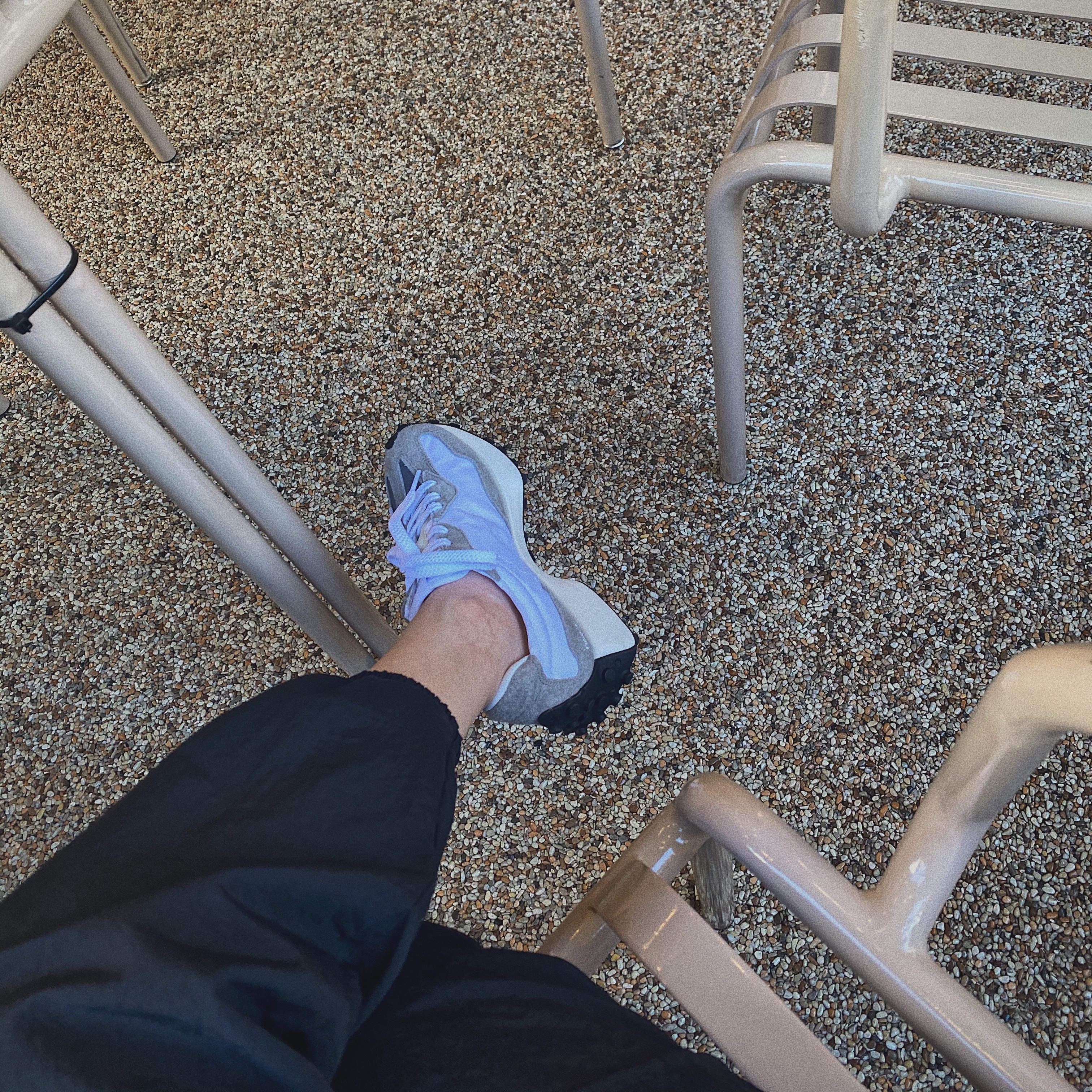 New Balance 327 Grey 착용 스타일 - 3