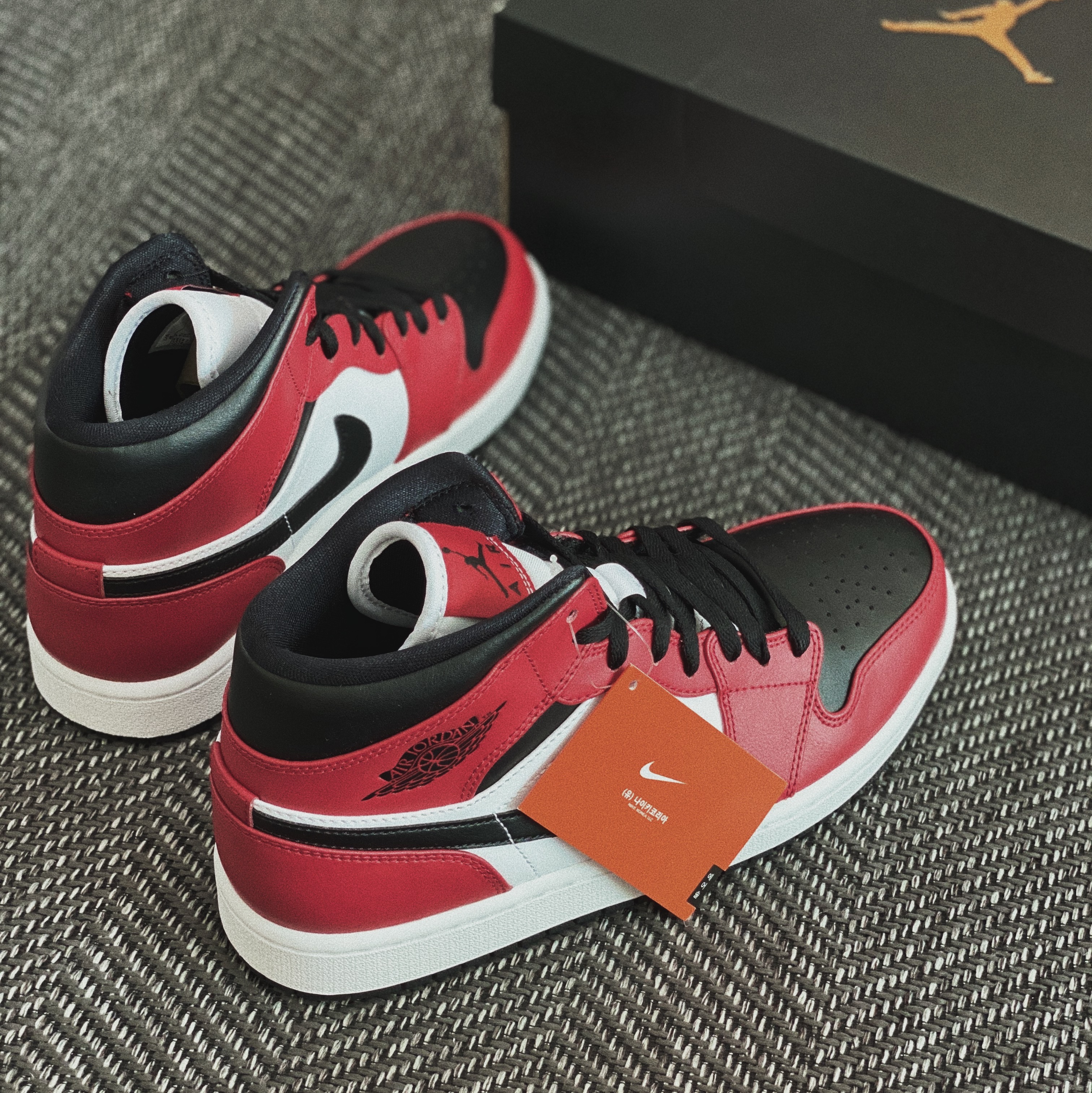 Jordan 1 Mid Chicago Black Toe 착용 스타일 - 1