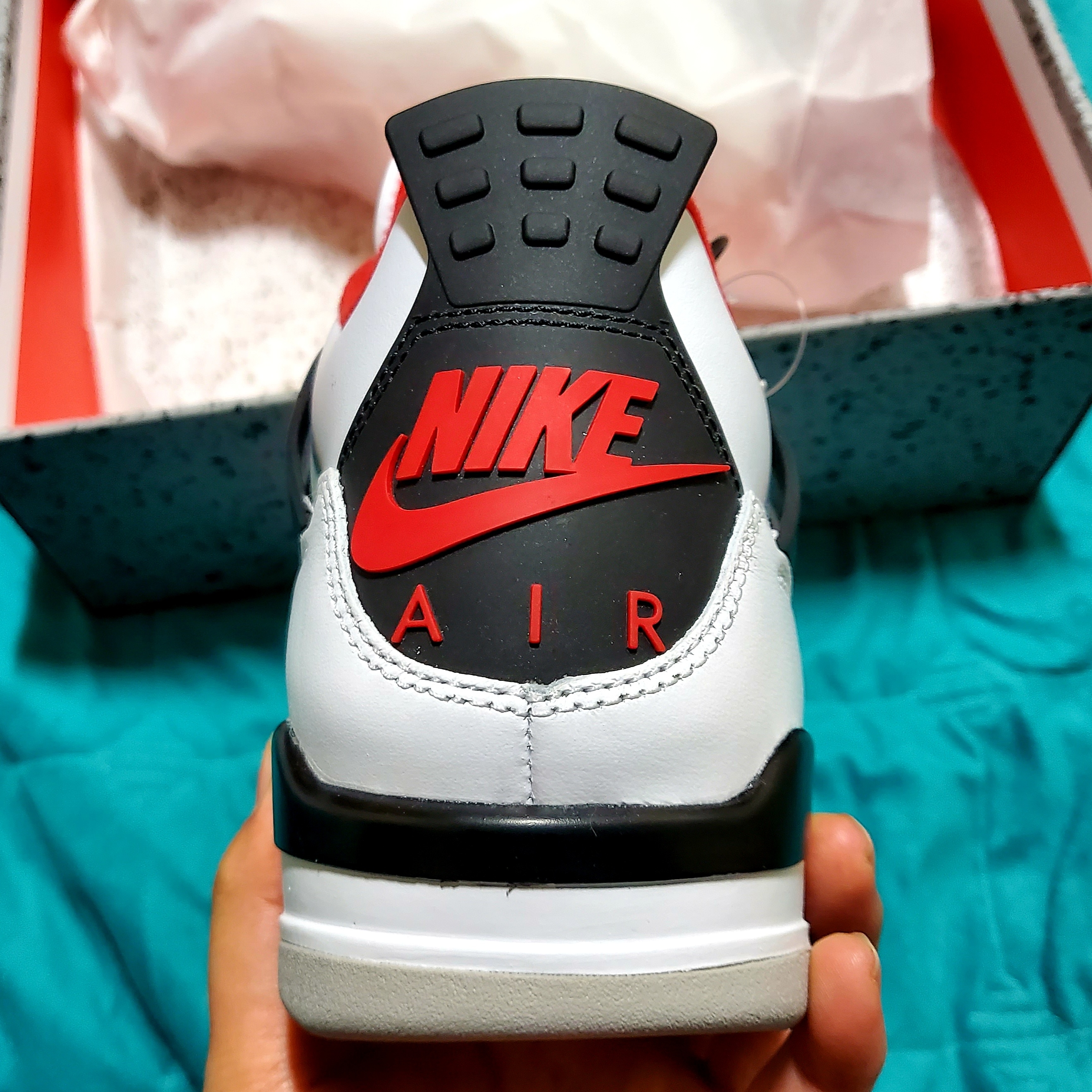 Jordan 4 Retro OG Fire Red 2020 착용 스타일 - 2