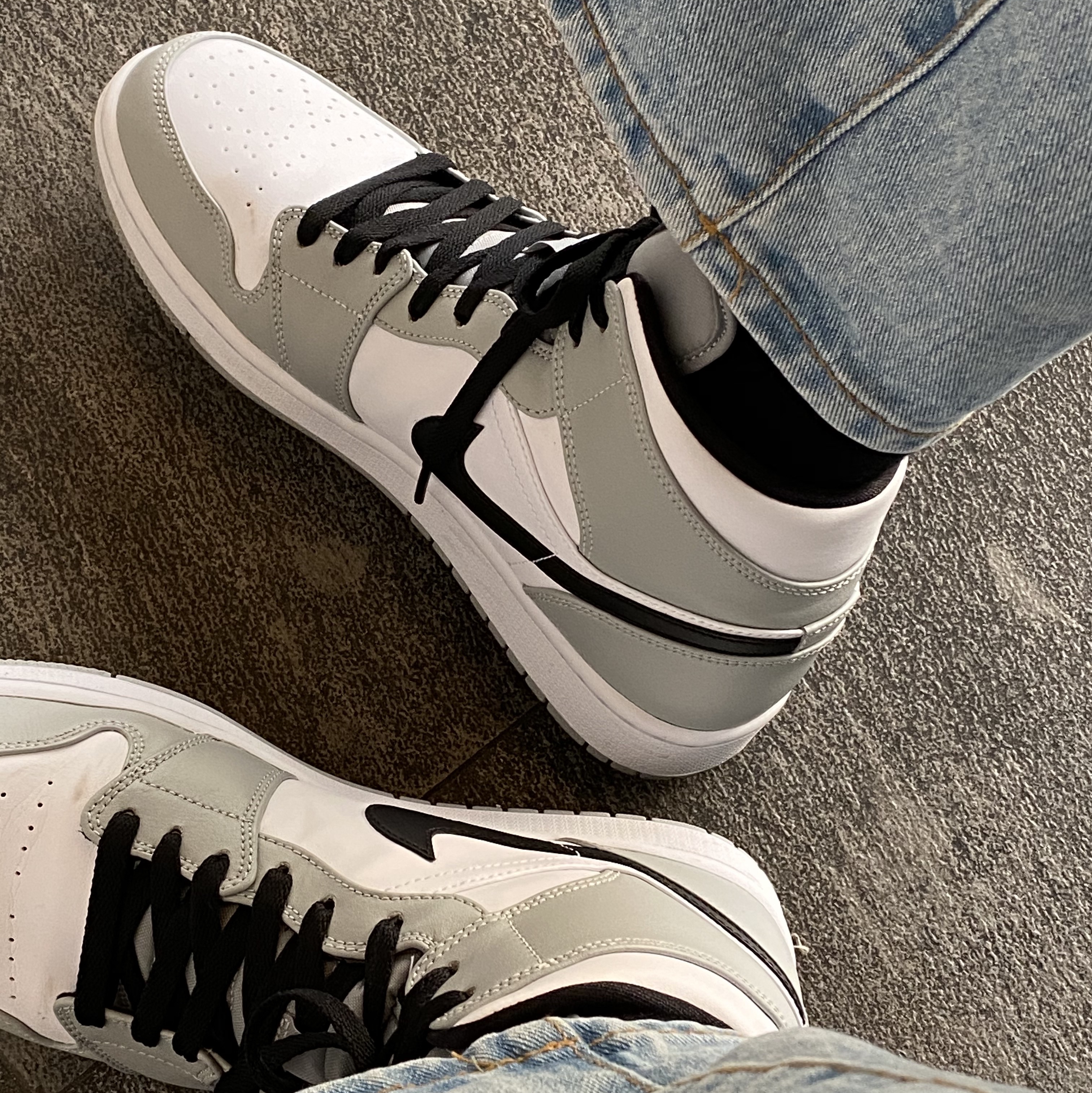 Jordan 1 Mid Light Smoke Grey 착용 스타일