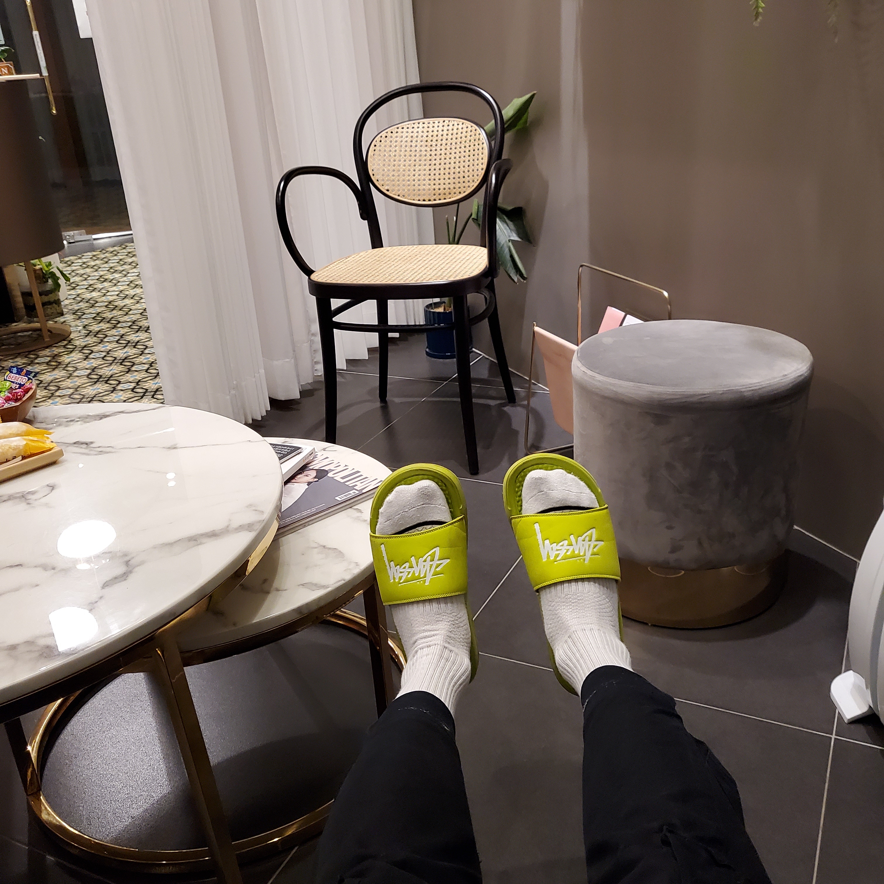 Nike x Stussy Benassi Slide Volt 착용 스타일