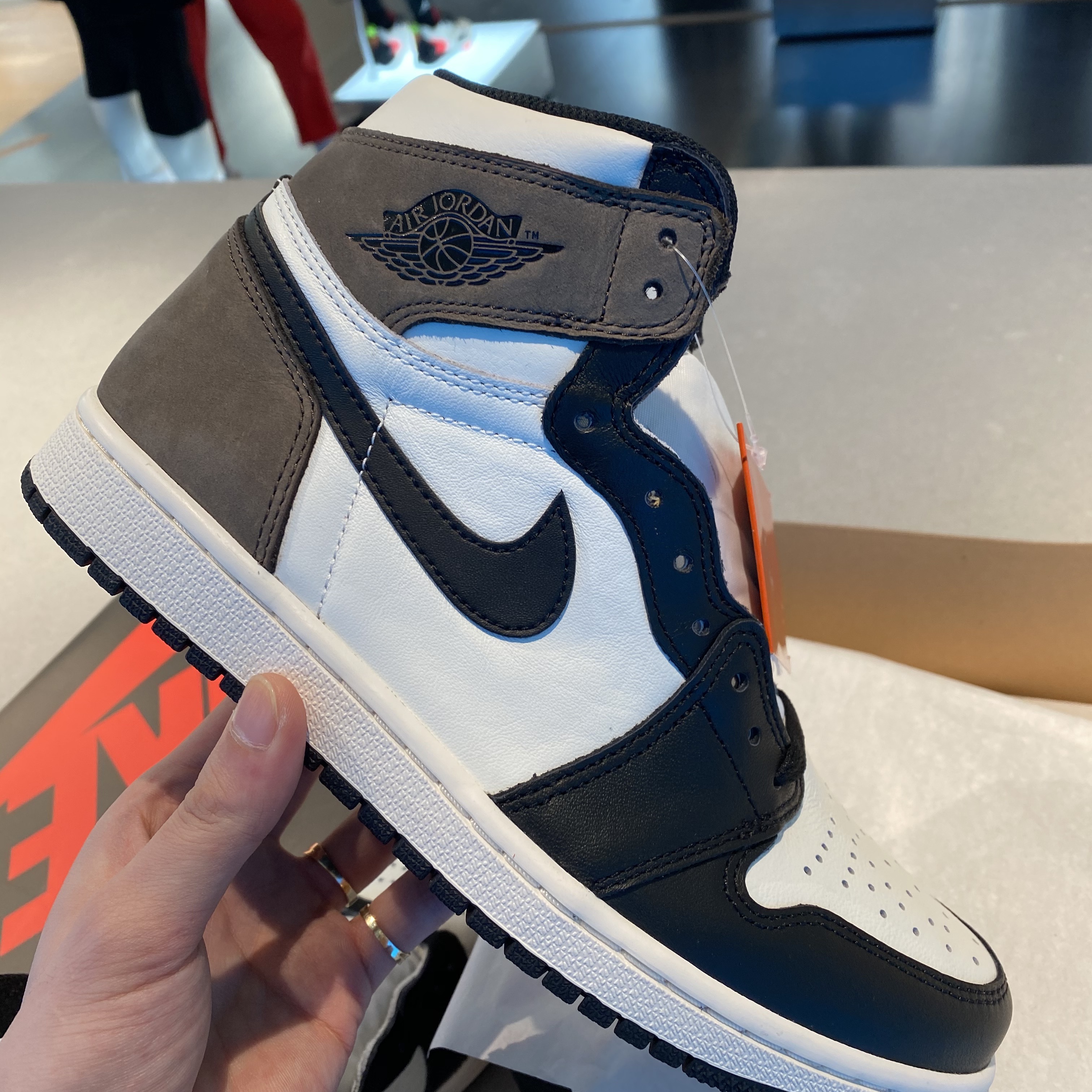 Jordan 1 Retro High OG Black Mocha 착용 스타일