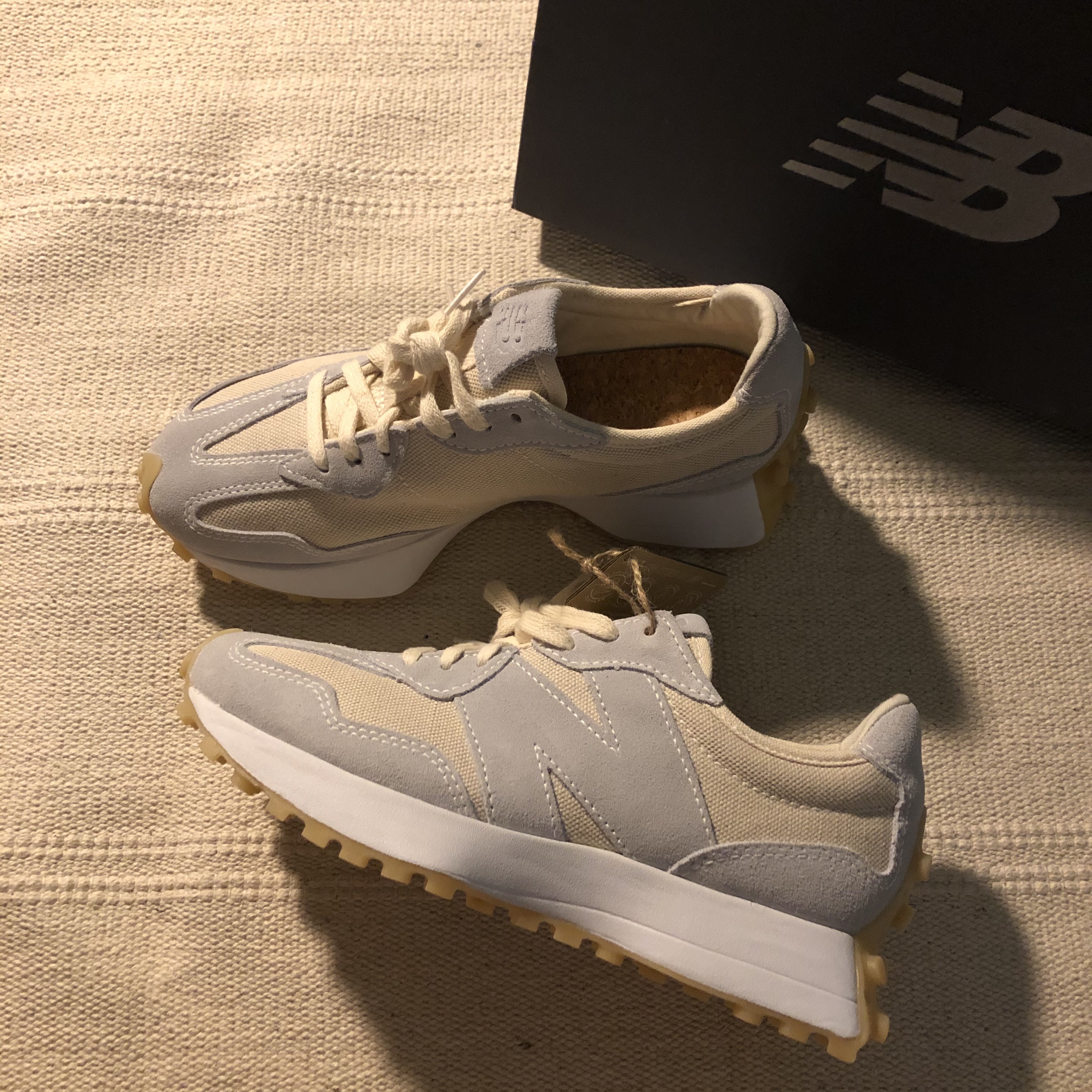 (W) New Balance 327 Undyed White Pale Blue 착용 스타일 - 1