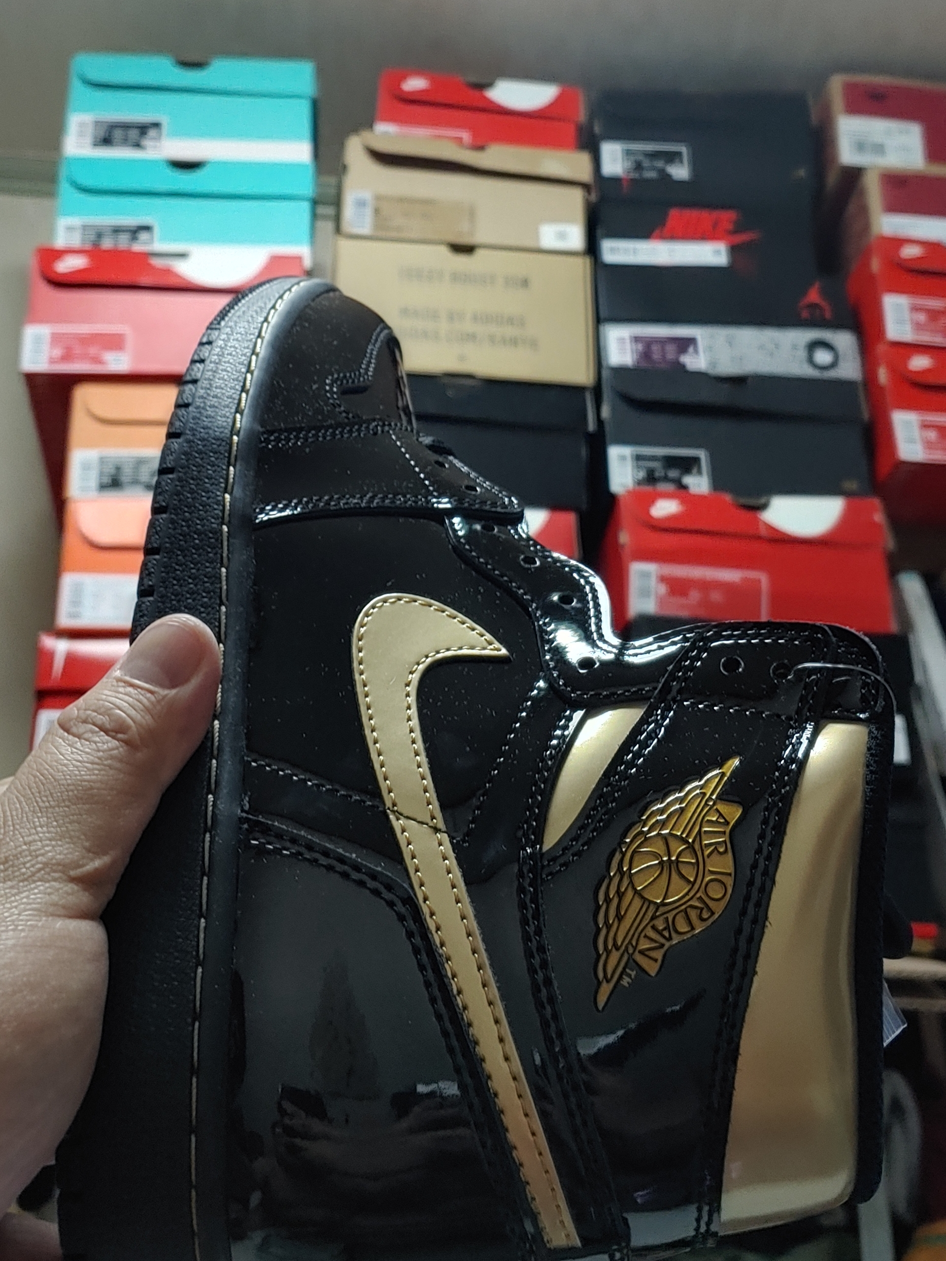 Jordan 1 Retro High OG Metallic Gold 착용 스타일