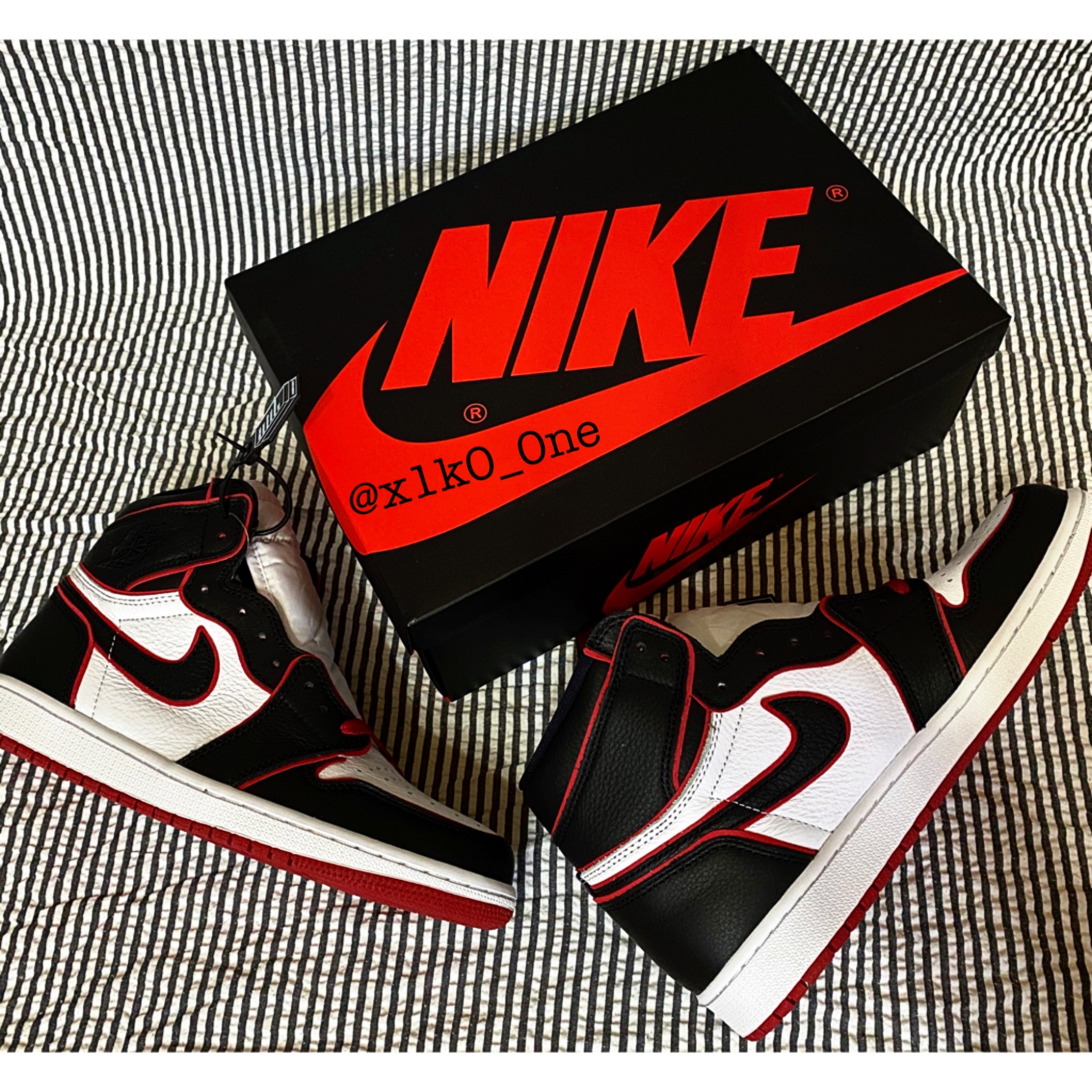 Jordan 1 Retro High OG Bloodline, Adidas Yeezy QNTM Barium 착용 스타일 - 1