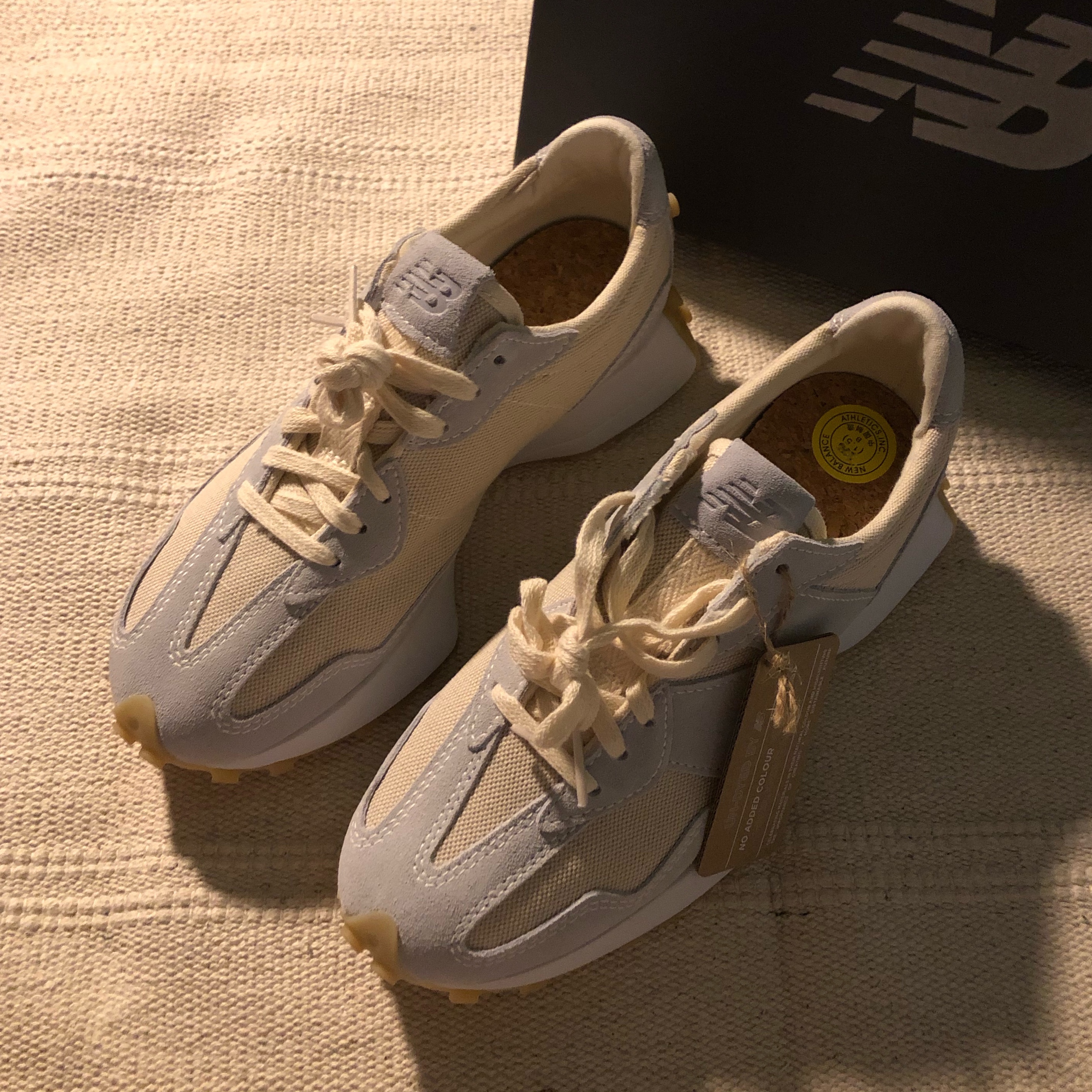 (W) New Balance 327 Undyed White Pale Blue 착용 스타일 - 2