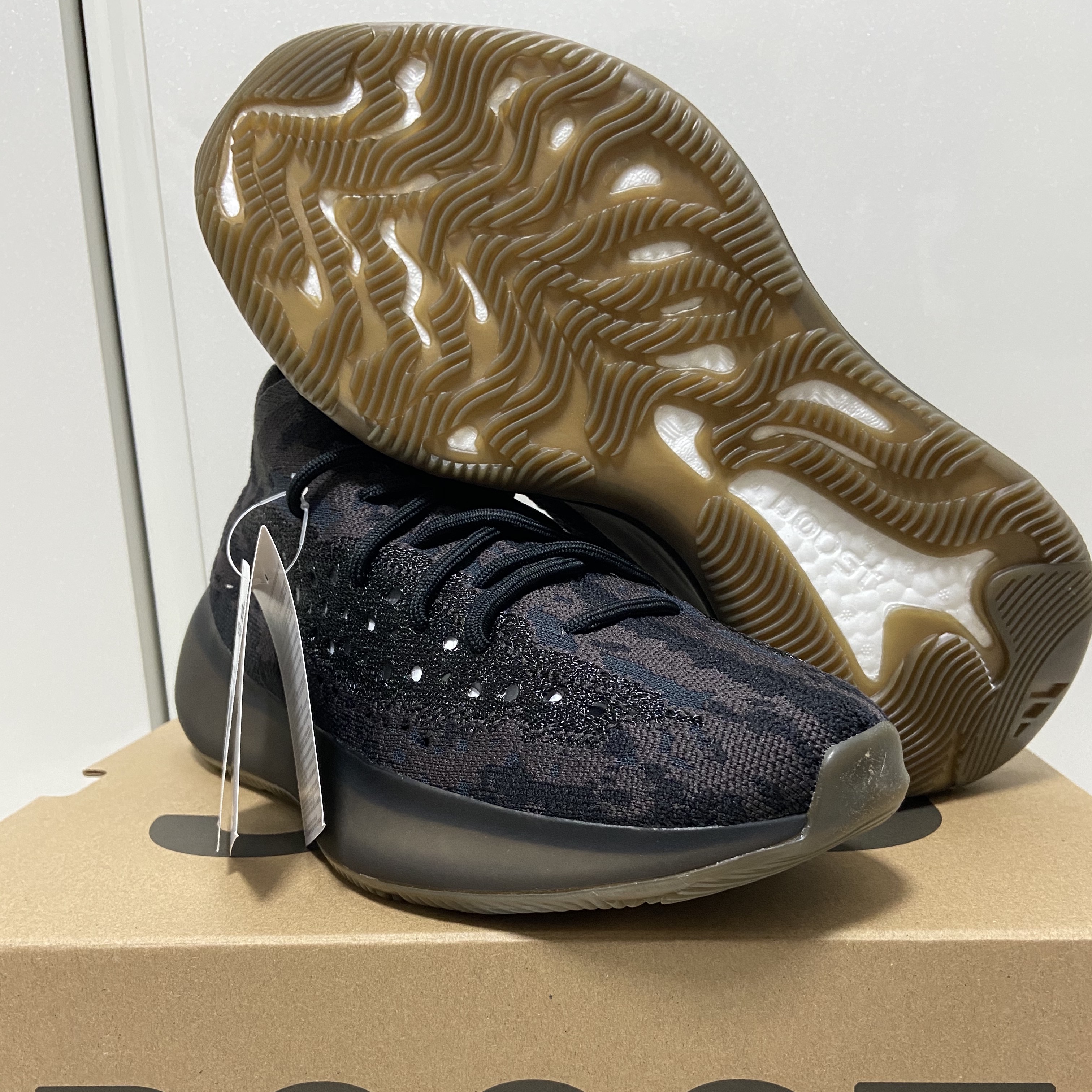 Adidas Yeezy Boost 380 Onyx - Non-Reflective 착용 스타일 - 1