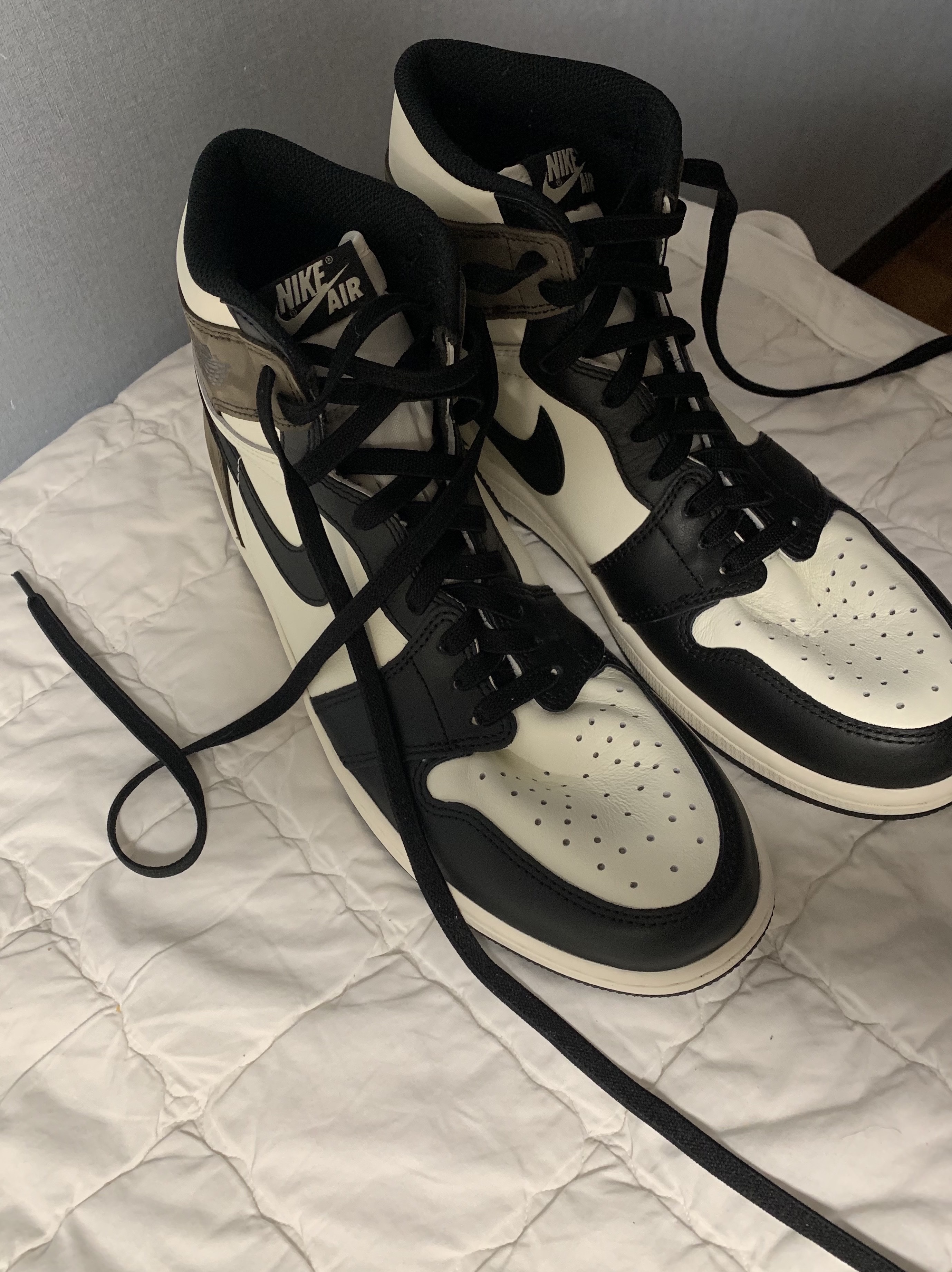 Jordan 1 Retro High OG Black Mocha 착용 스타일 - 2