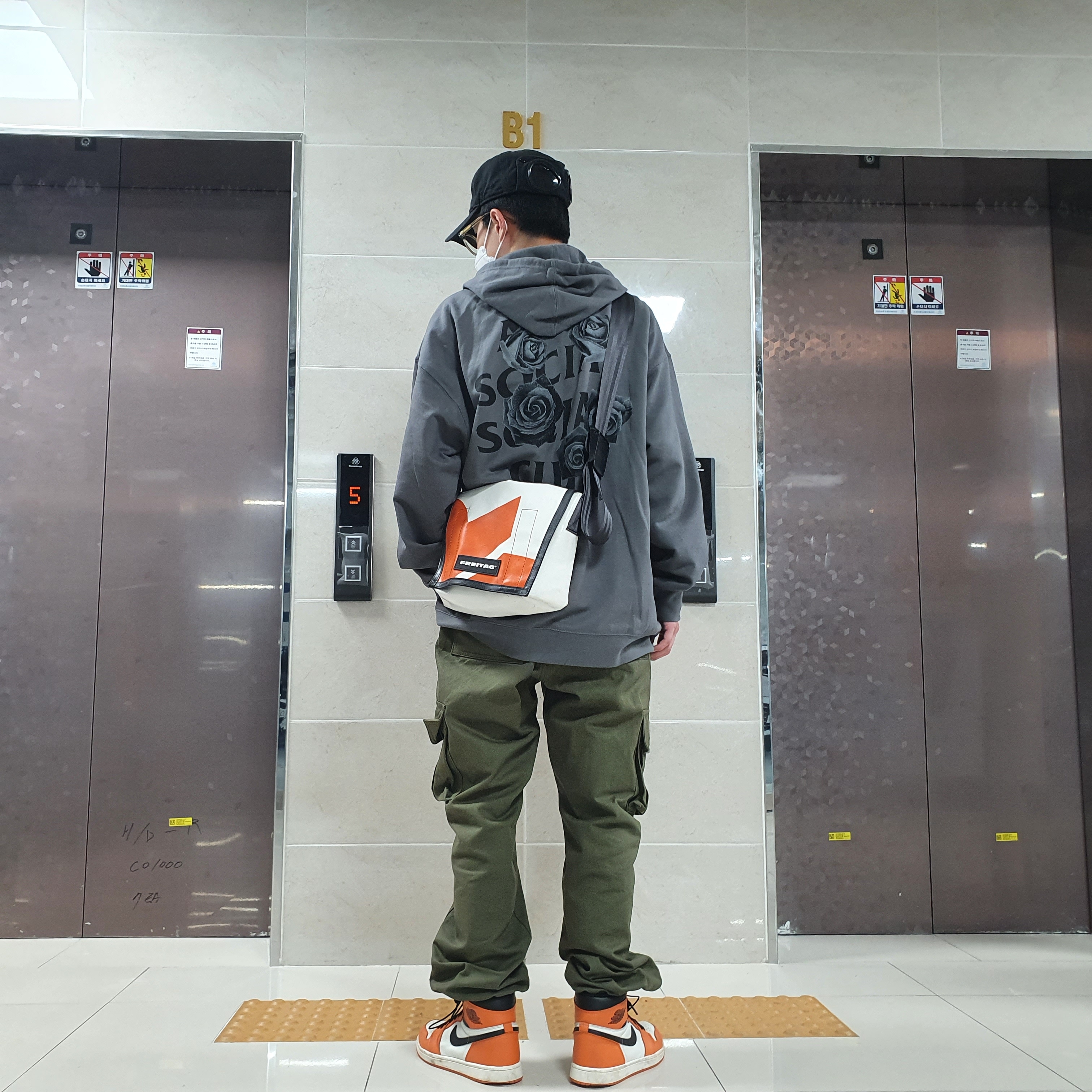 Jordan 1 Retro High OG Reverse Shattered Backboard 착용 스타일