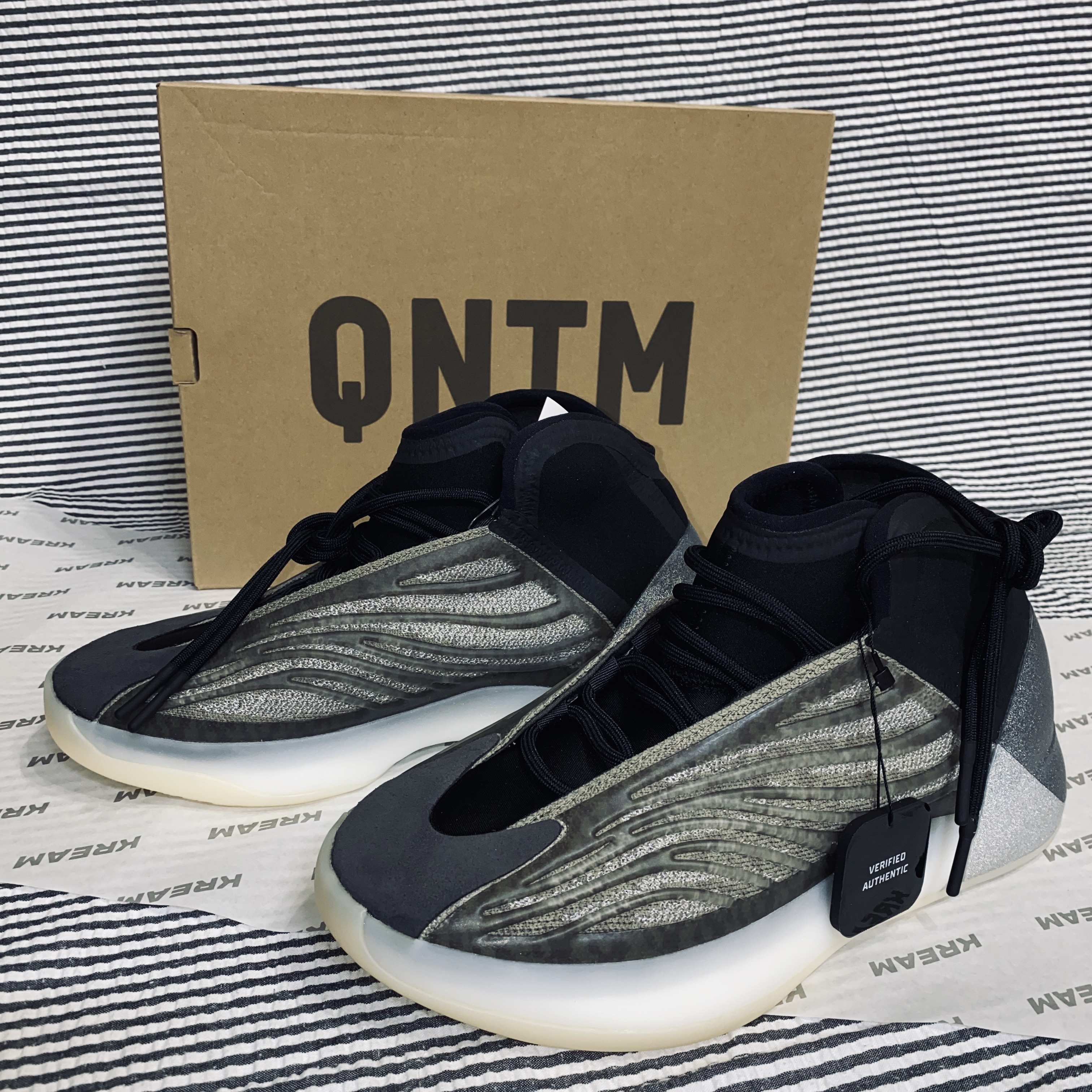 Jordan 1 Retro High OG Bloodline, Adidas Yeezy QNTM Barium 착용 스타일 - 2