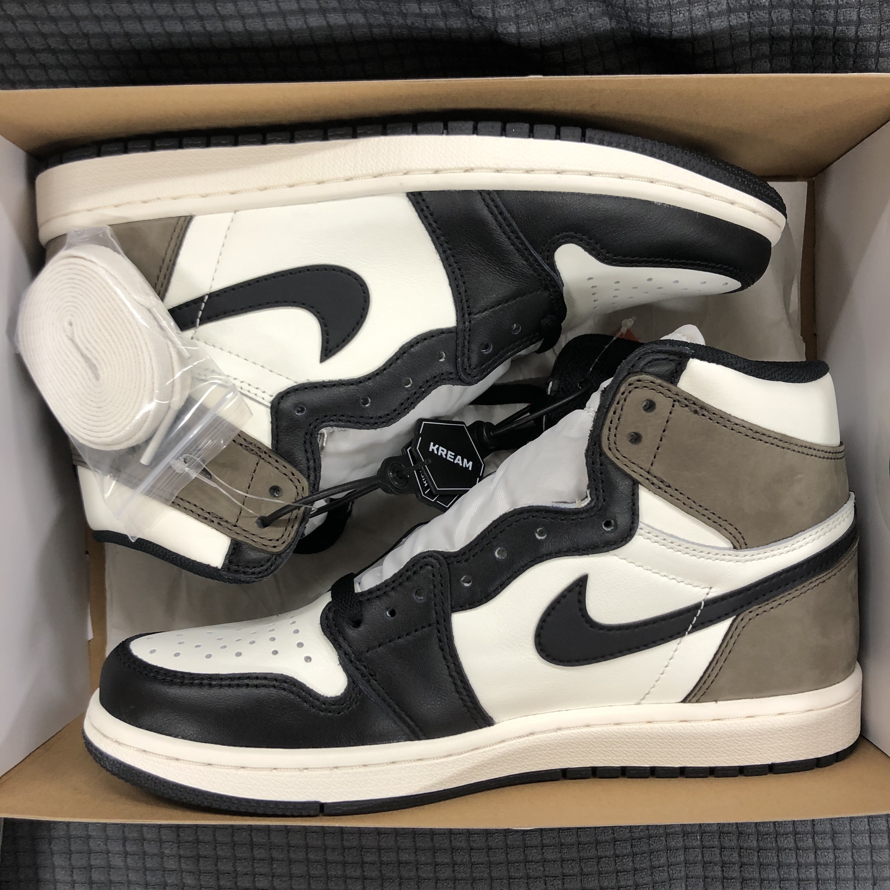 Jordan 1 Retro High OG Black Mocha 착용 스타일 - 2
