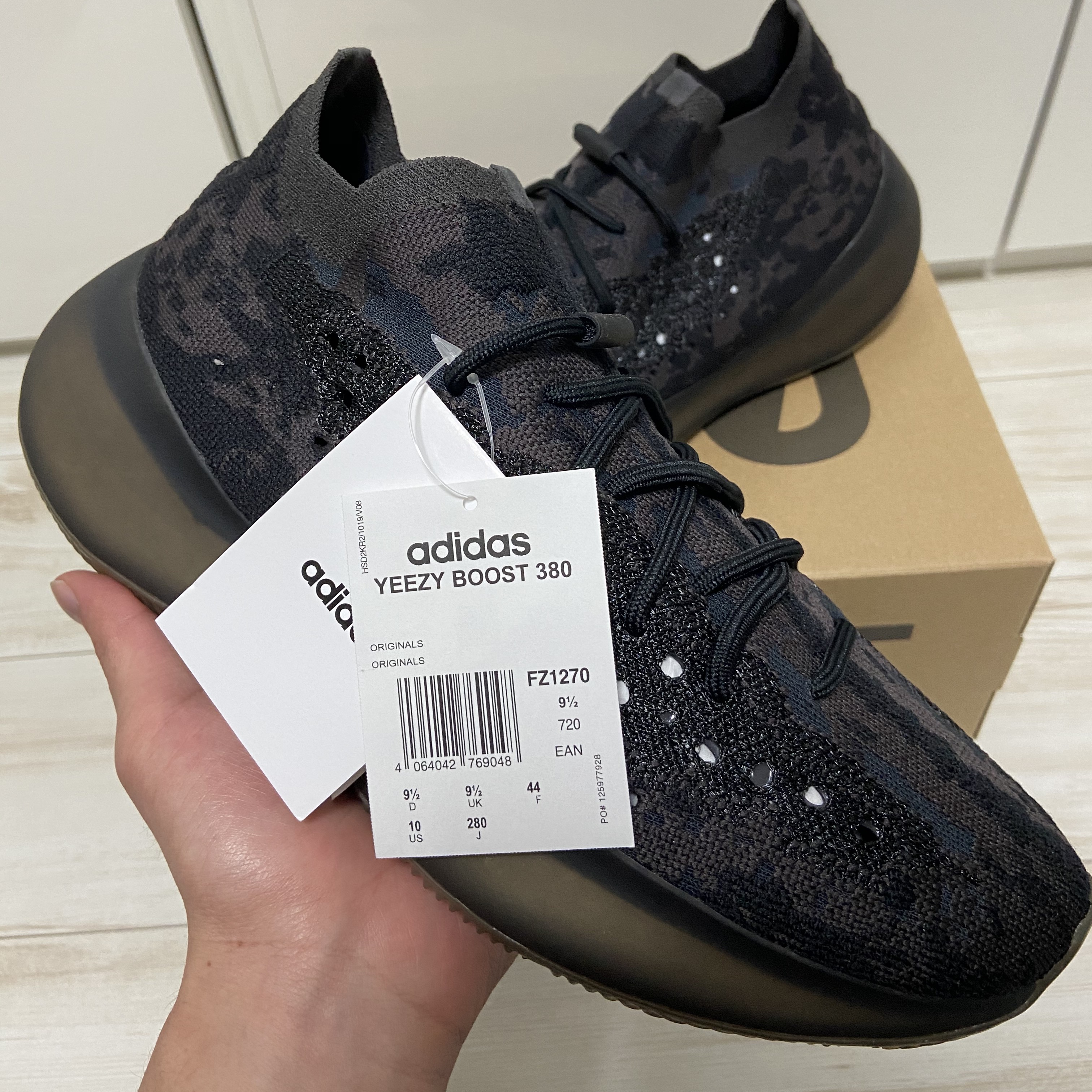 Adidas Yeezy Boost 380 Onyx - Non-Reflective 착용 스타일 - 2