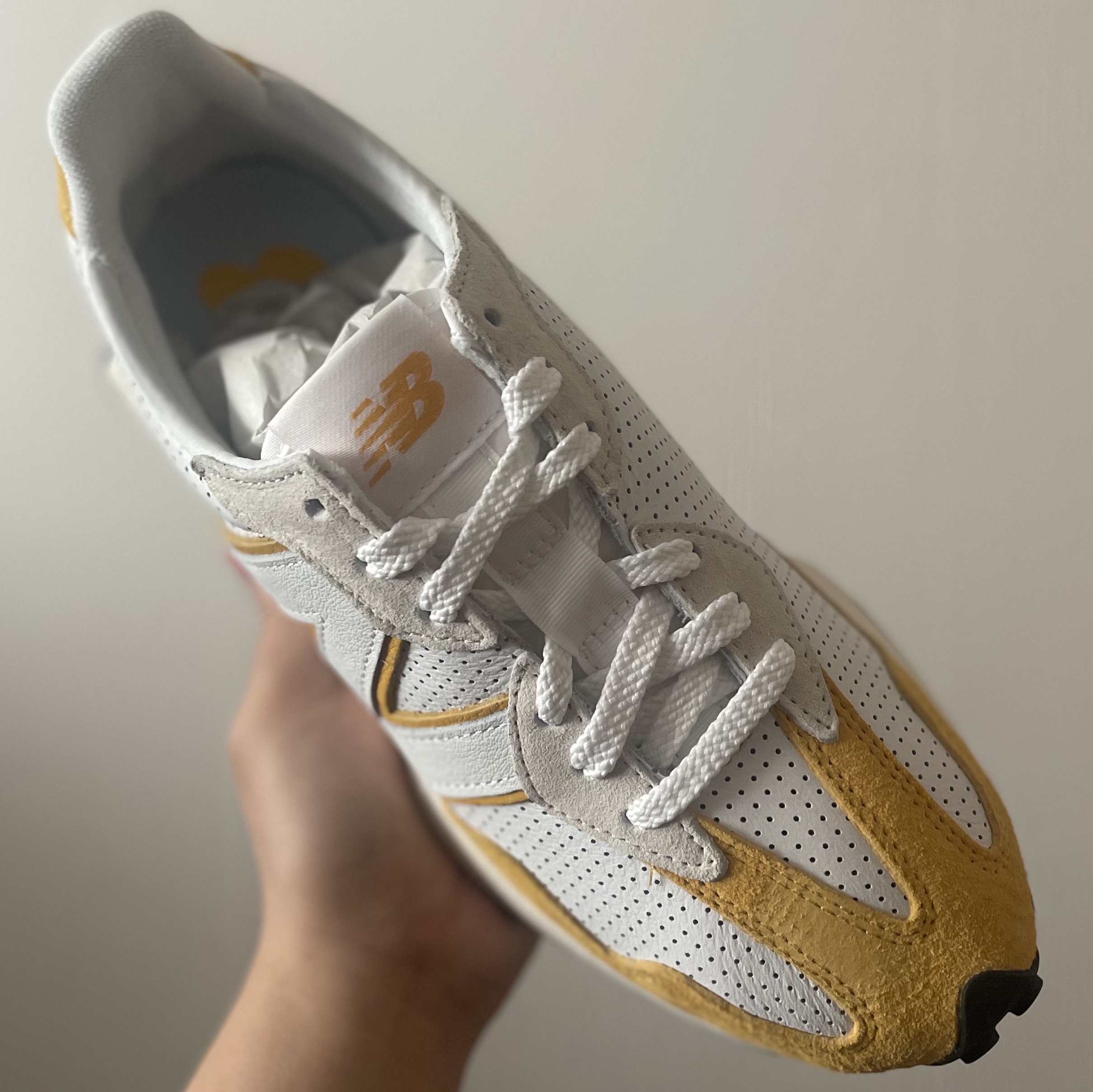 New Balance 327 Primary Pack Yellow 착용 스타일 - 3