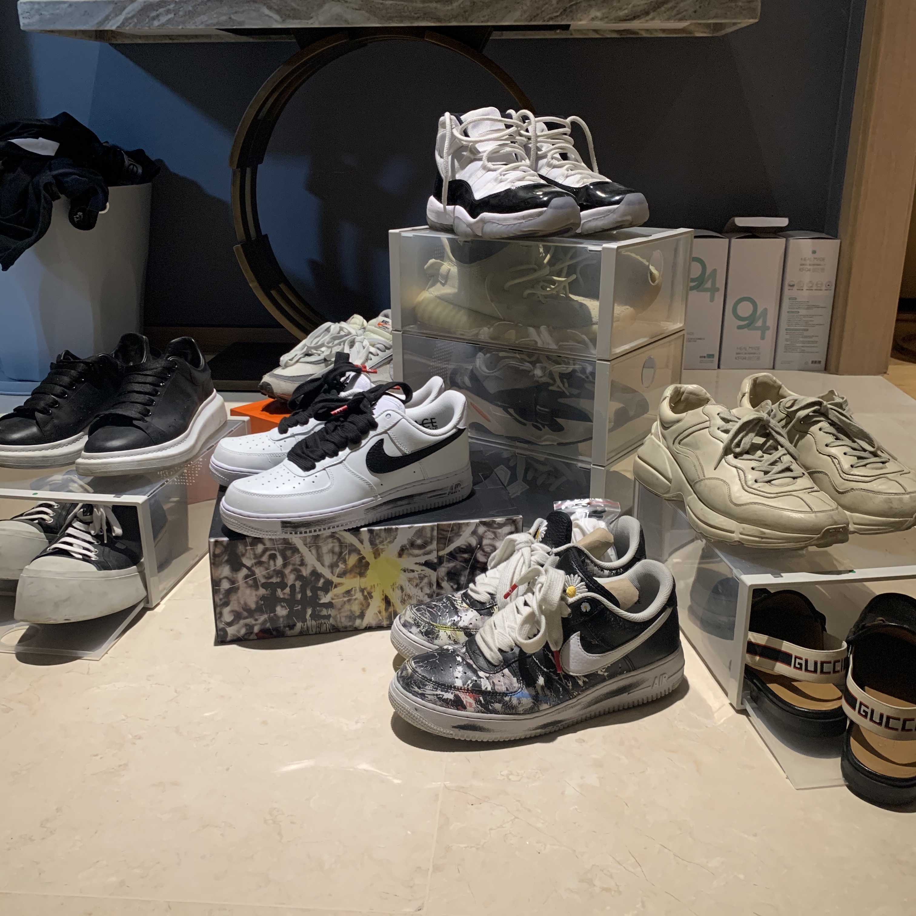 Gucci Rhyton Leather Sneakers Distressed Ivory, Adidas Yeezy Boost 700 Wave Runner Solid Grey 2017/2019 착용 스타일
