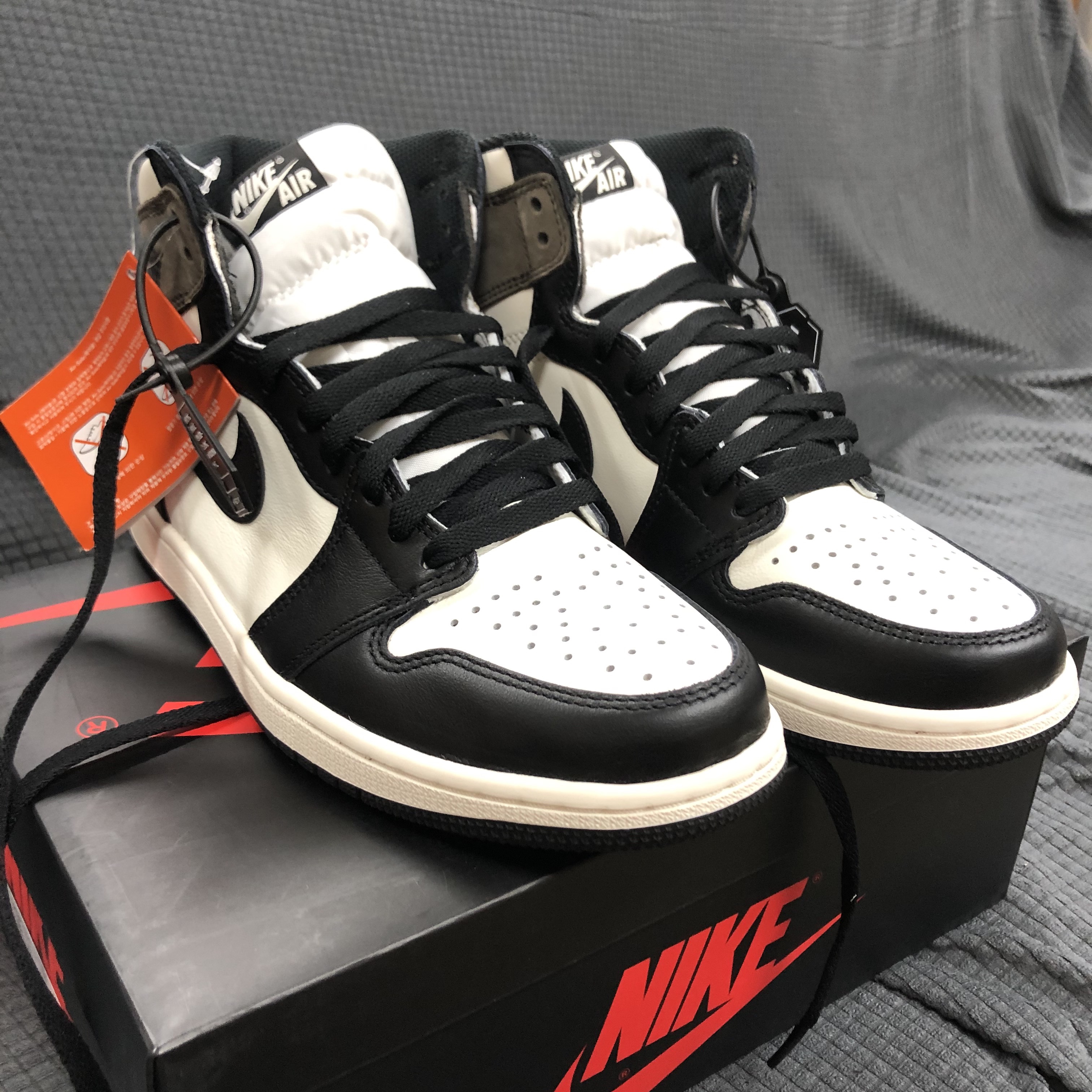 Jordan 1 Retro High OG Black Mocha 착용 스타일 - 1