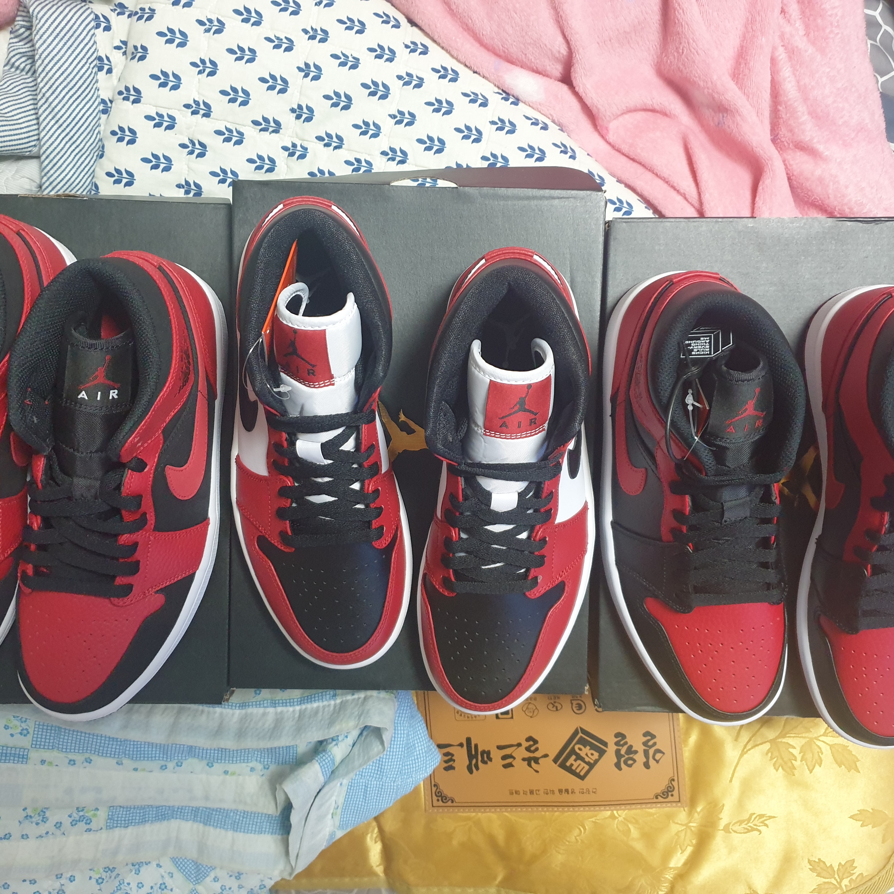 Jordan 1 Mid Bred Banned 2020, Jordan 1 Mid Black Gym Red 착용 스타일