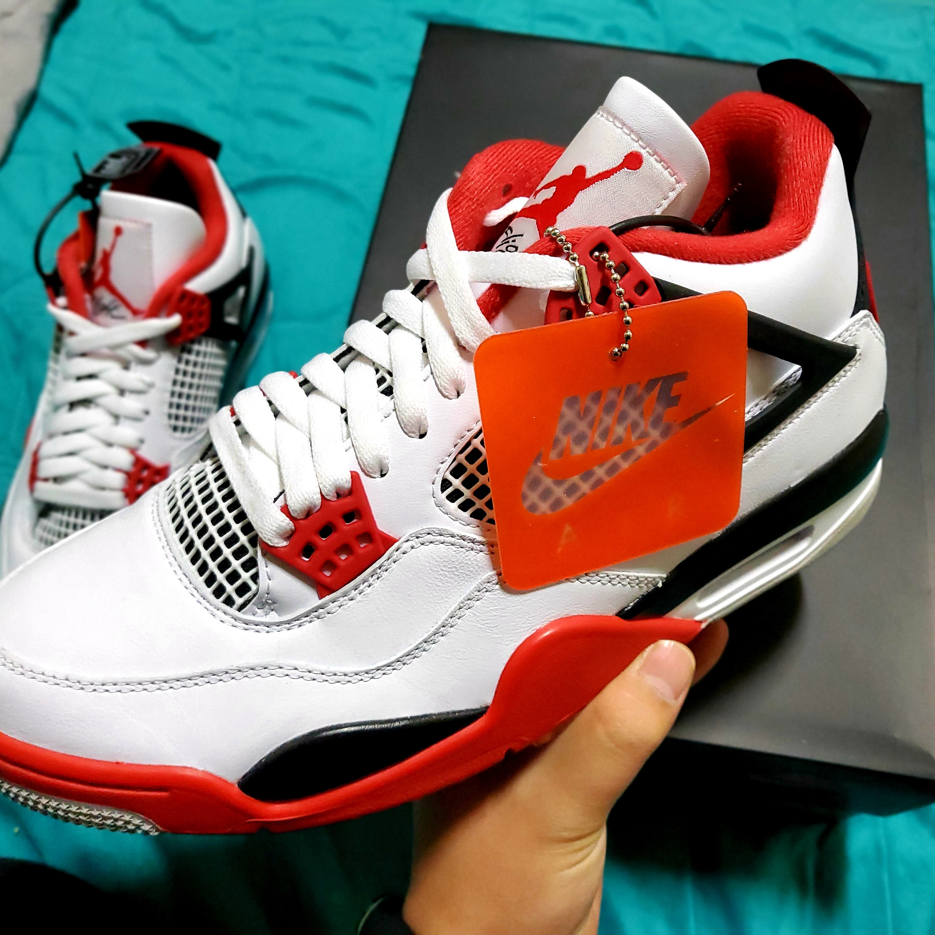 Jordan 4 Retro OG Fire Red 2020 착용 스타일 - 1