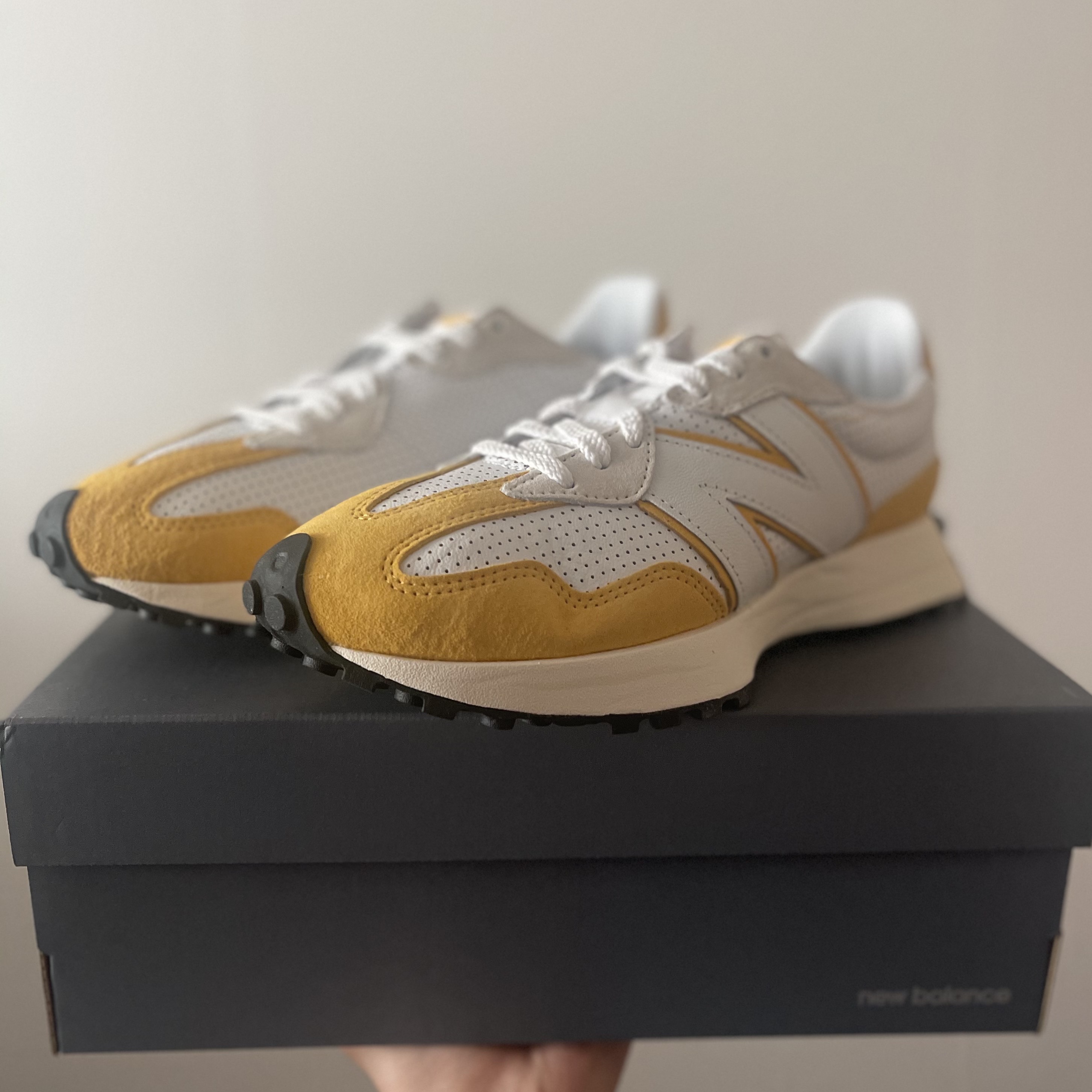 New Balance 327 Primary Pack Yellow 착용 스타일 - 1