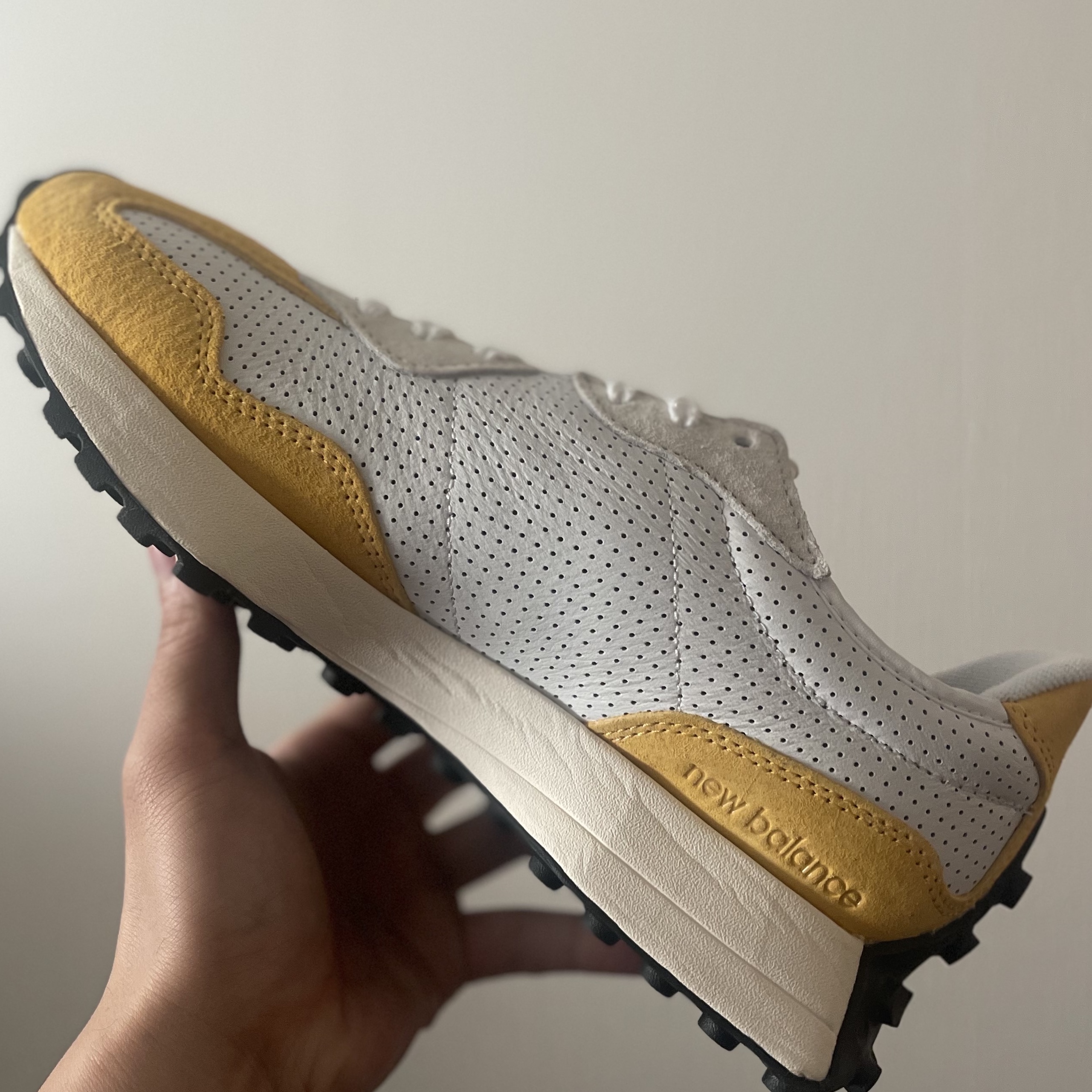 New Balance 327 Primary Pack Yellow 착용 스타일 - 4