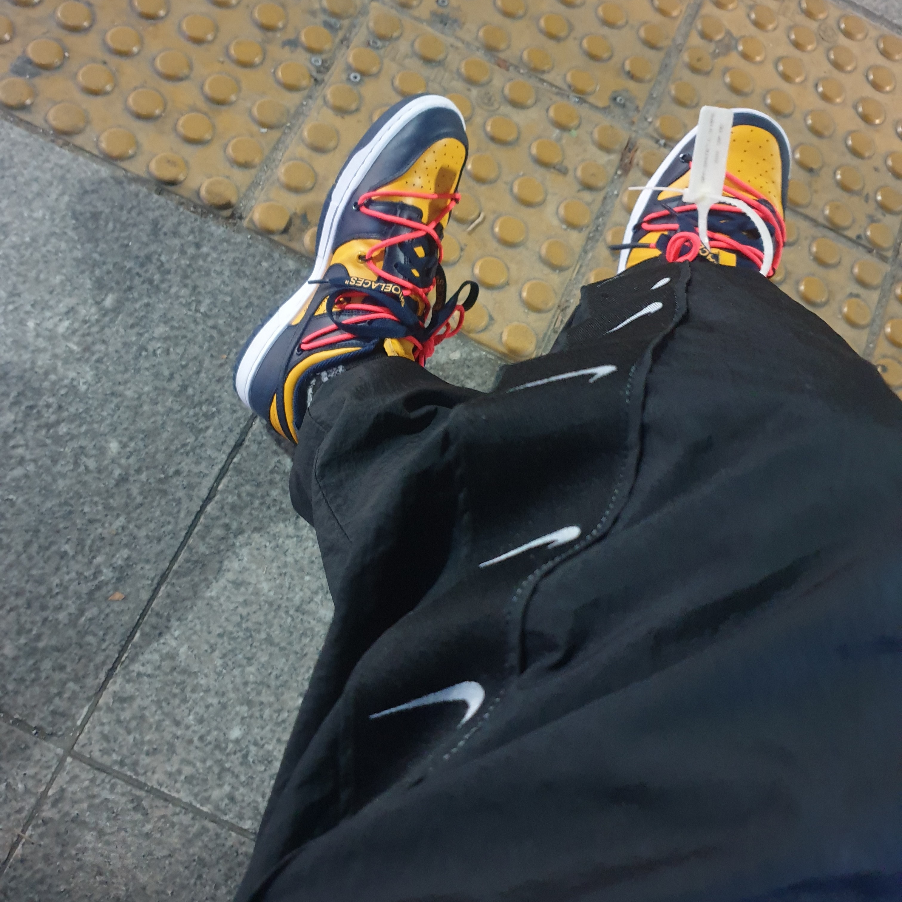 Nike x Off-White Dunk Low University Gold Midnight Navy 착용 스타일