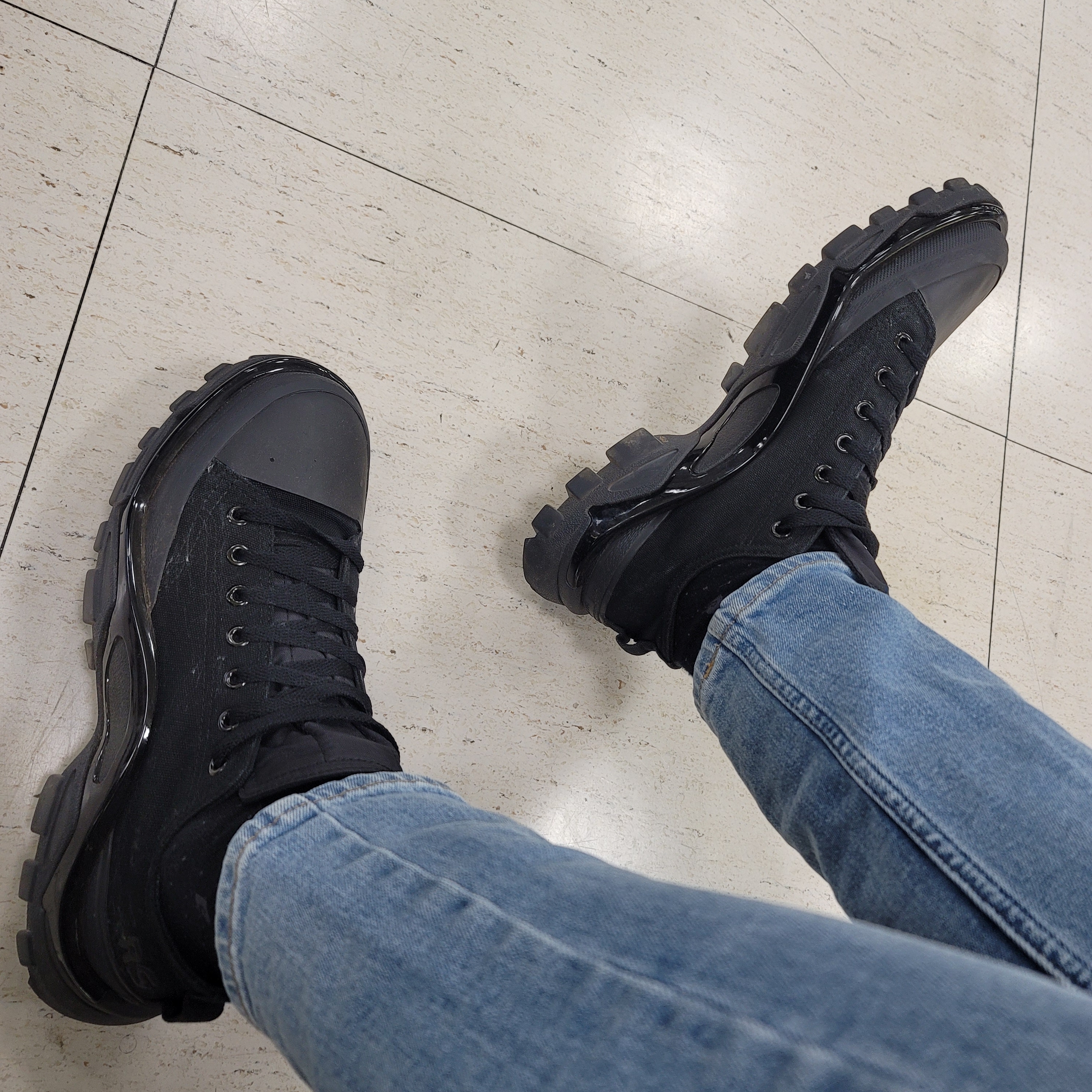 Adidas x Raf Simons Detroit Runner Core Black 착용 스타일