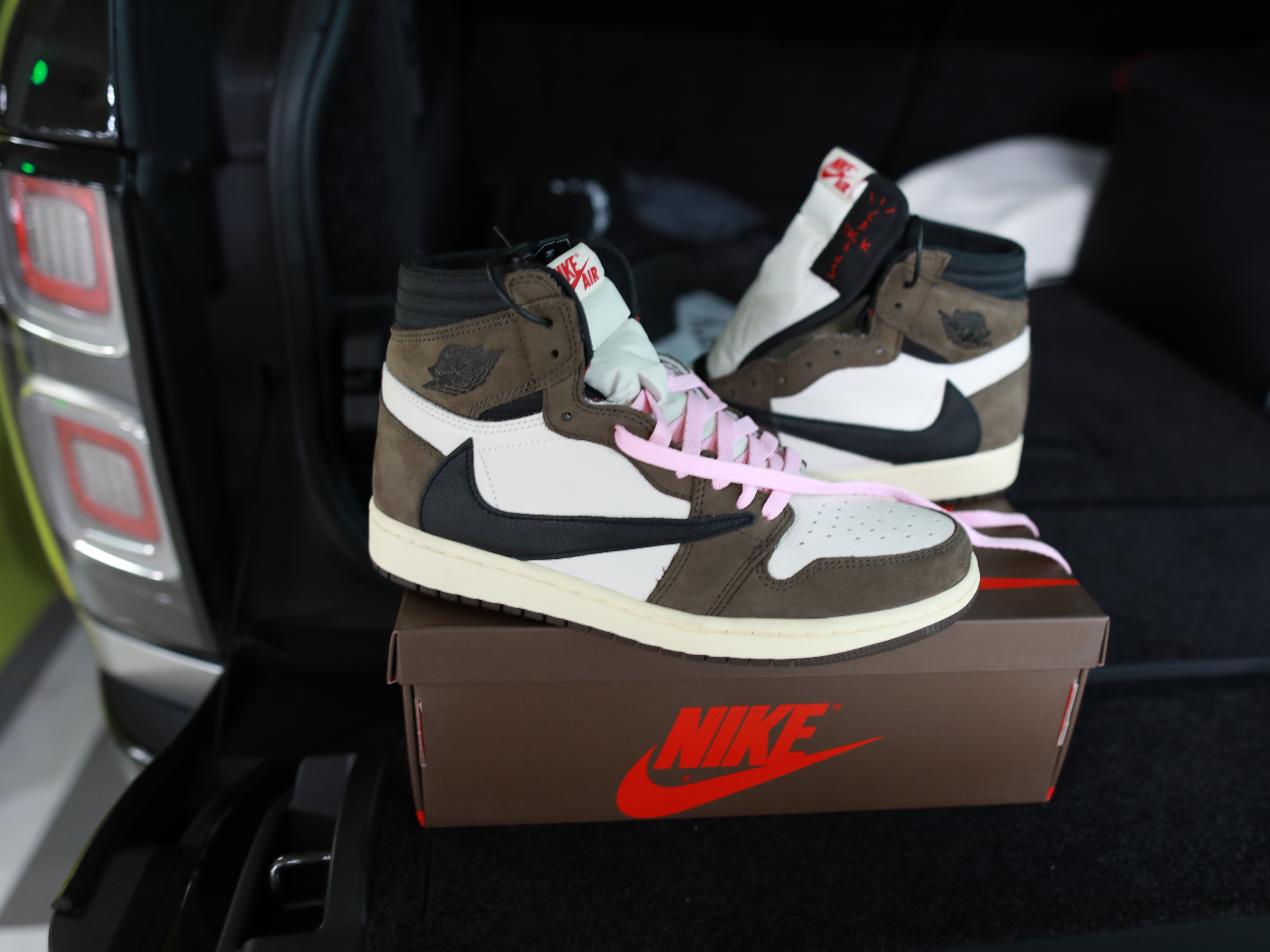 Jordan 1 x Travis Scott Retro High OG SP Mocha 착용 스타일 - 1