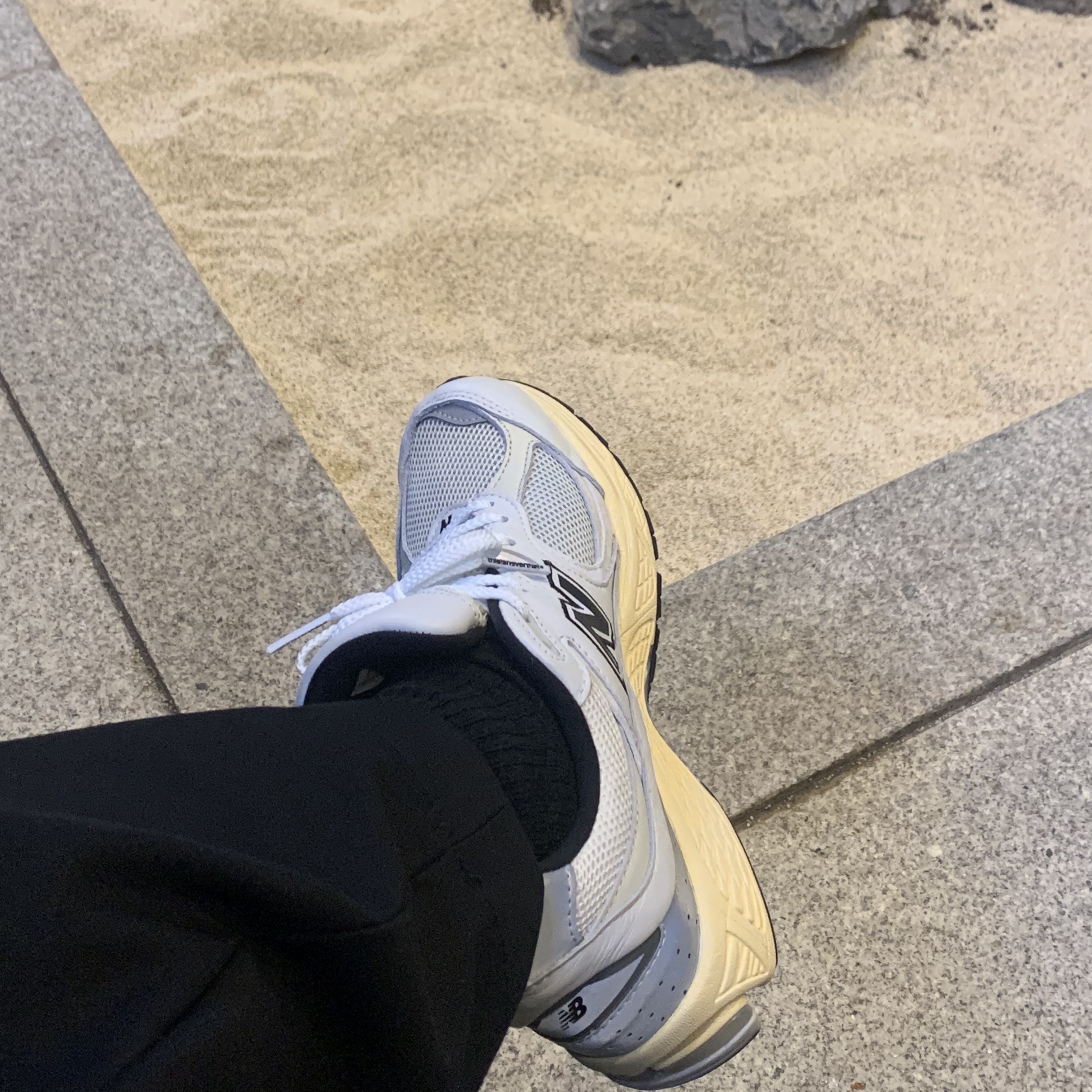 New Balance x Thisisneverthat 2002R White 착용 스타일