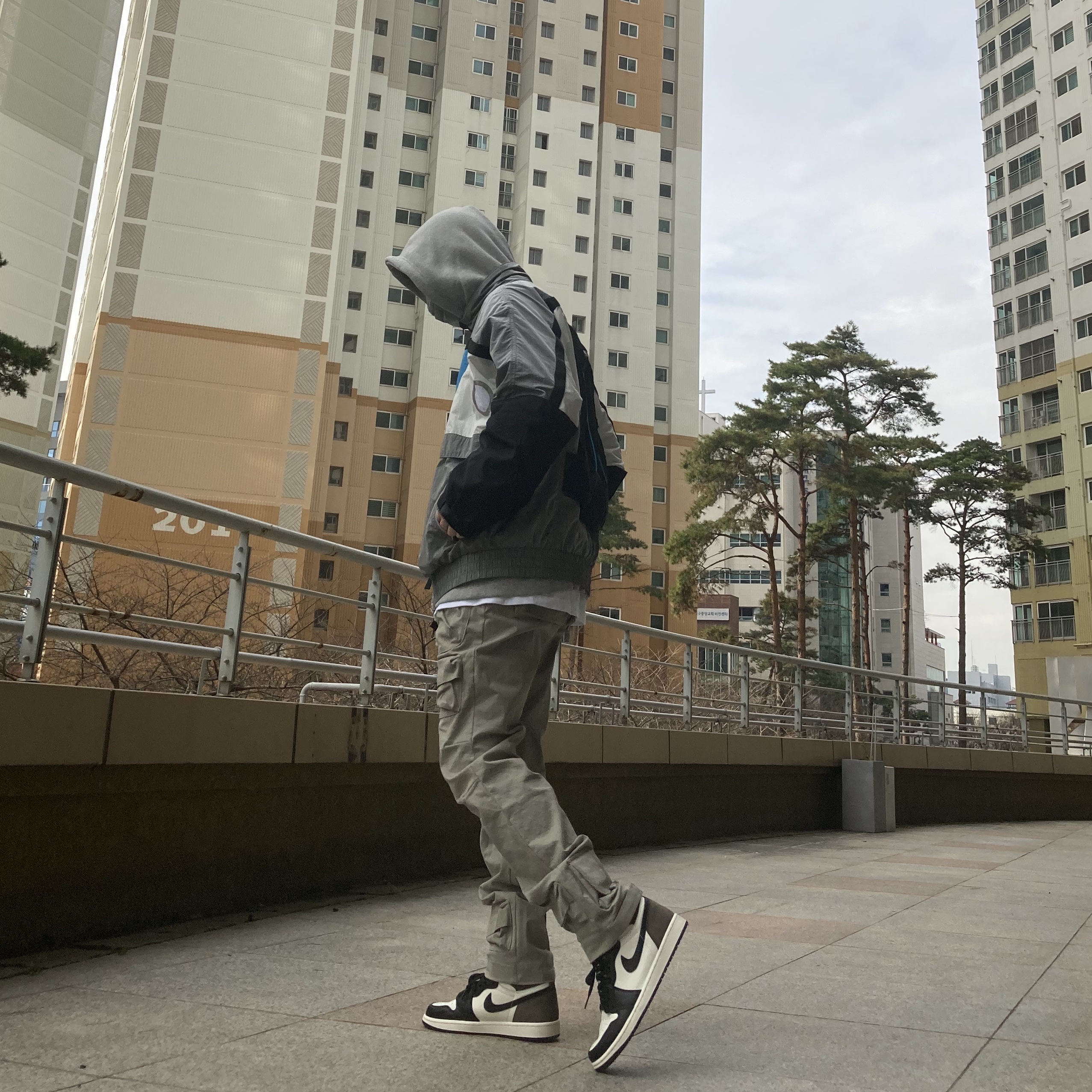 Jordan 1 Retro High OG Black Mocha 착용 스타일 - 3