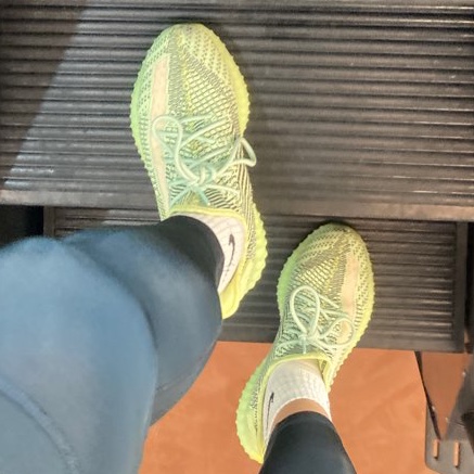 Adidas Yeezy Boost 350 V2 Yeezreel - Non-Reflective 착용 스타일