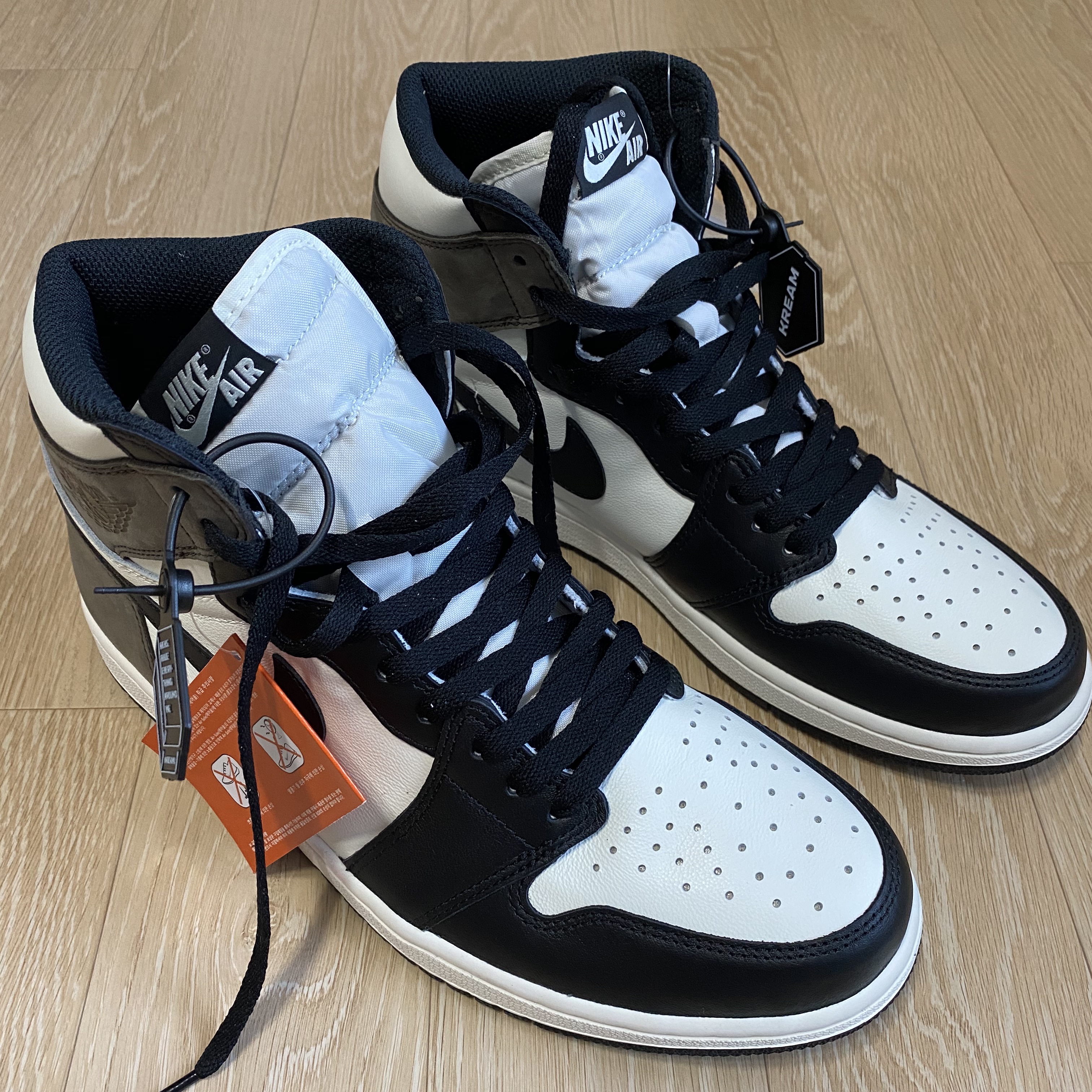 Jordan 1 Retro High OG Black Mocha 착용 스타일