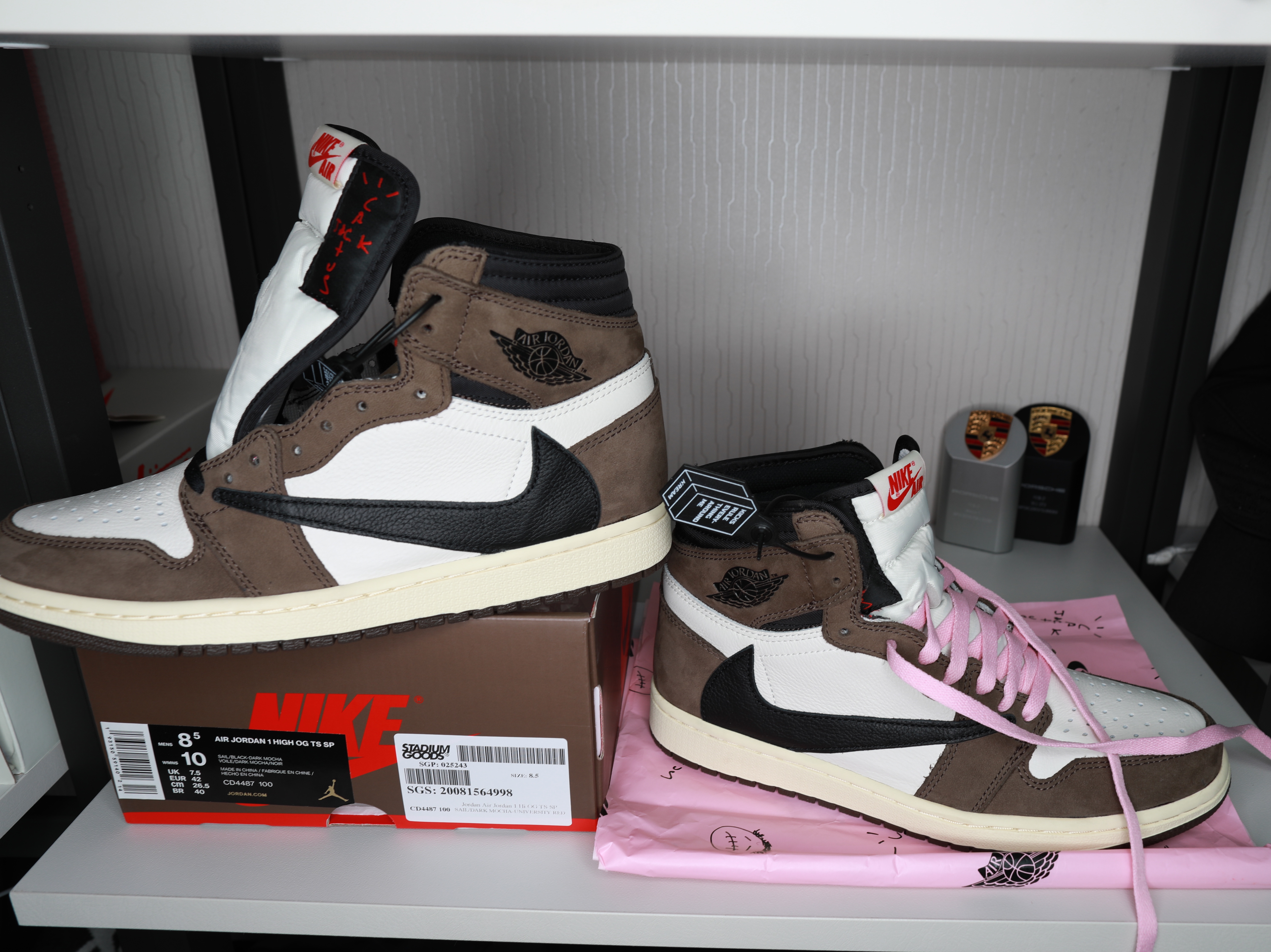 Jordan 1 x Travis Scott Retro High OG SP Mocha 착용 스타일 - 2