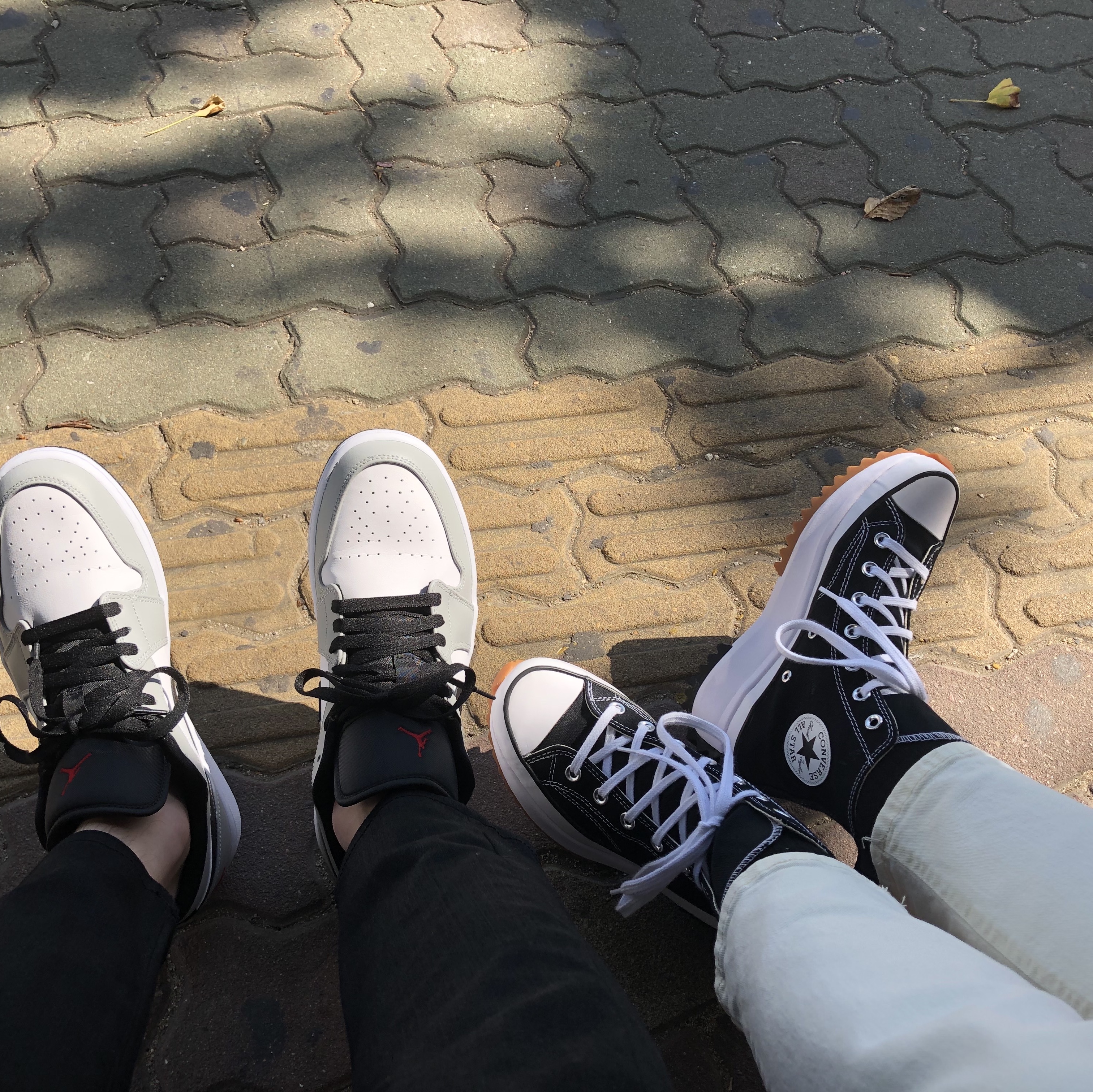 Jordan 1 Low Light Smoke Grey, Converse Run Star Hike Hi Black White Gum 착용 스타일