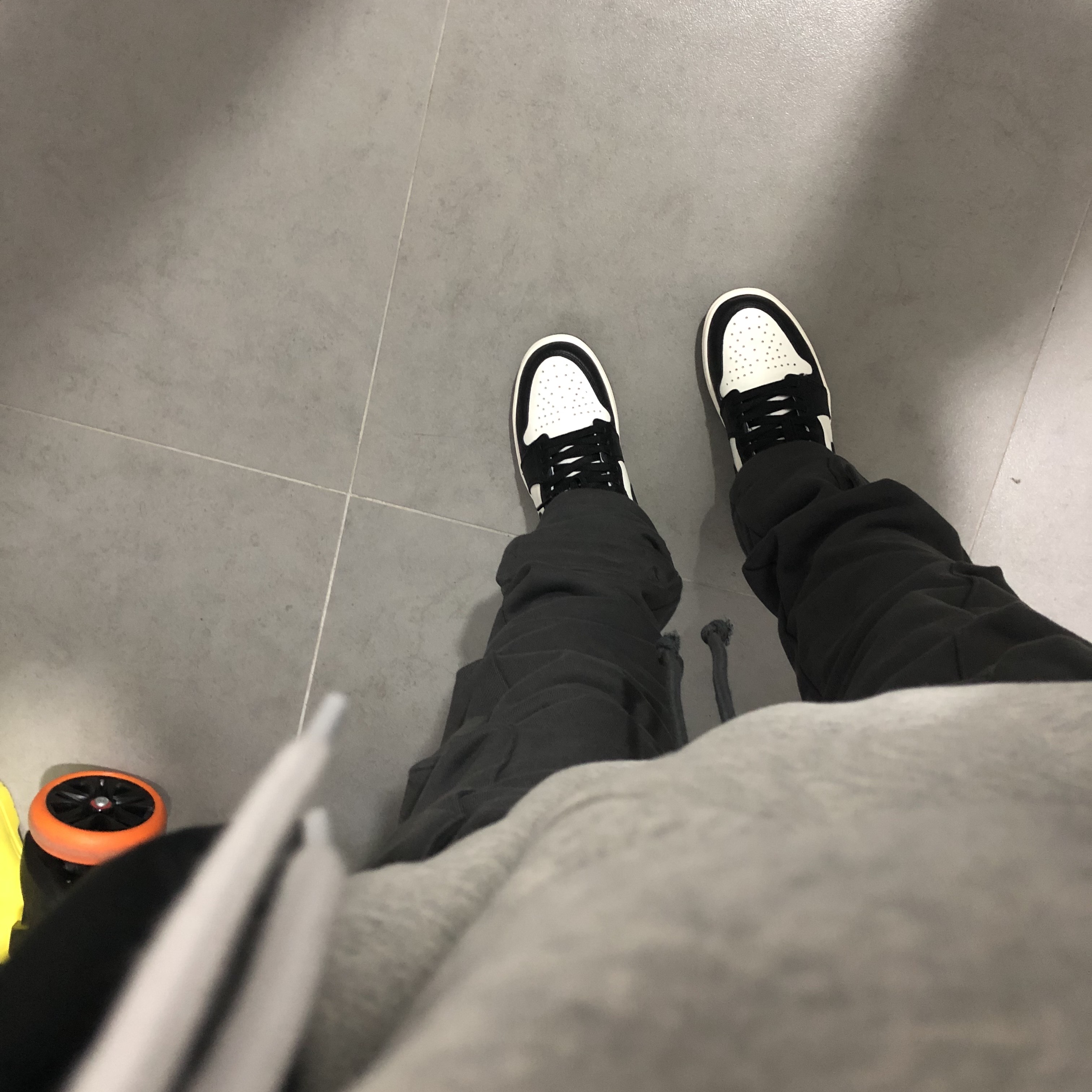 Jordan 1 Retro High OG Black Mocha 착용 스타일 - 2
