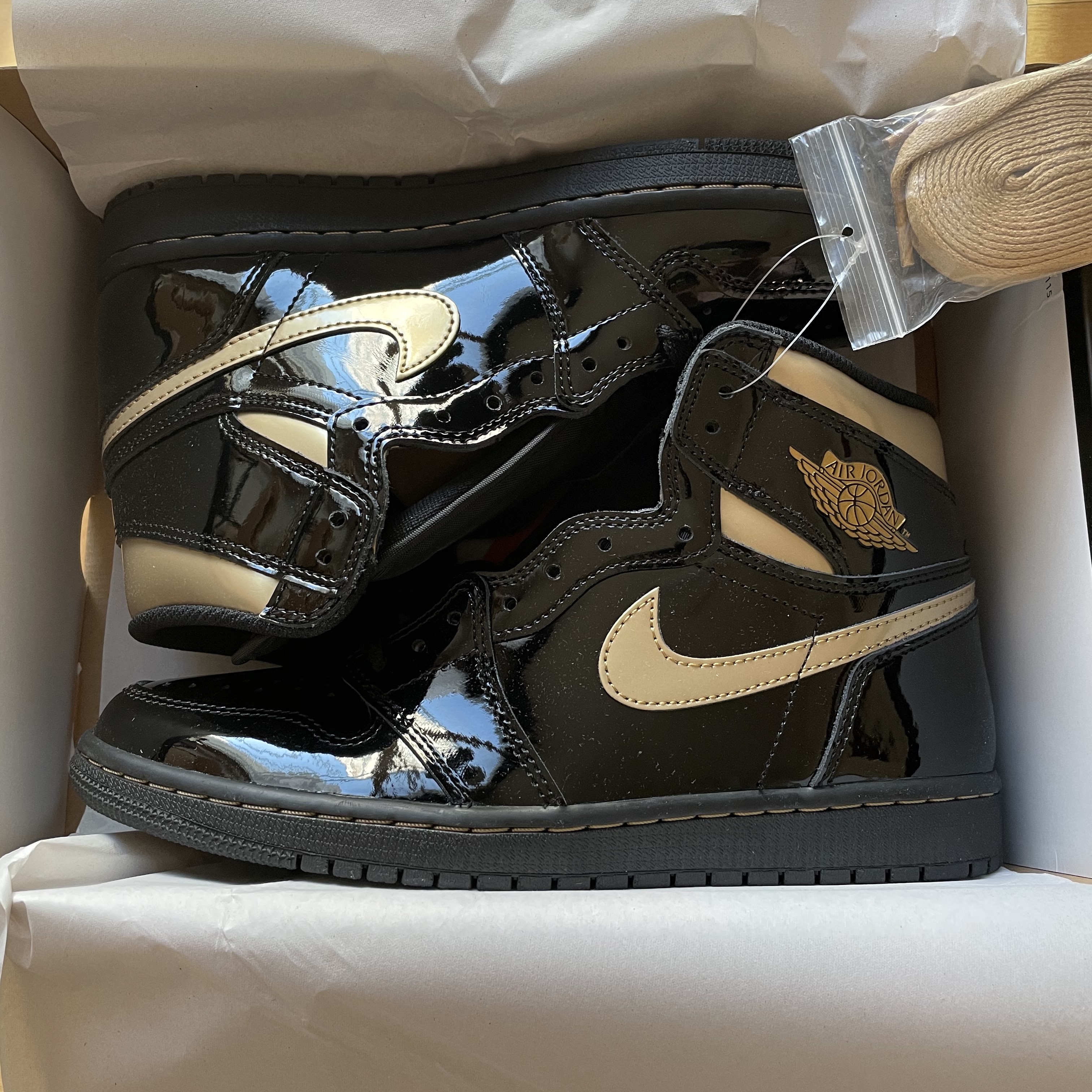 Jordan 1 Retro High OG Metallic Gold 착용 스타일