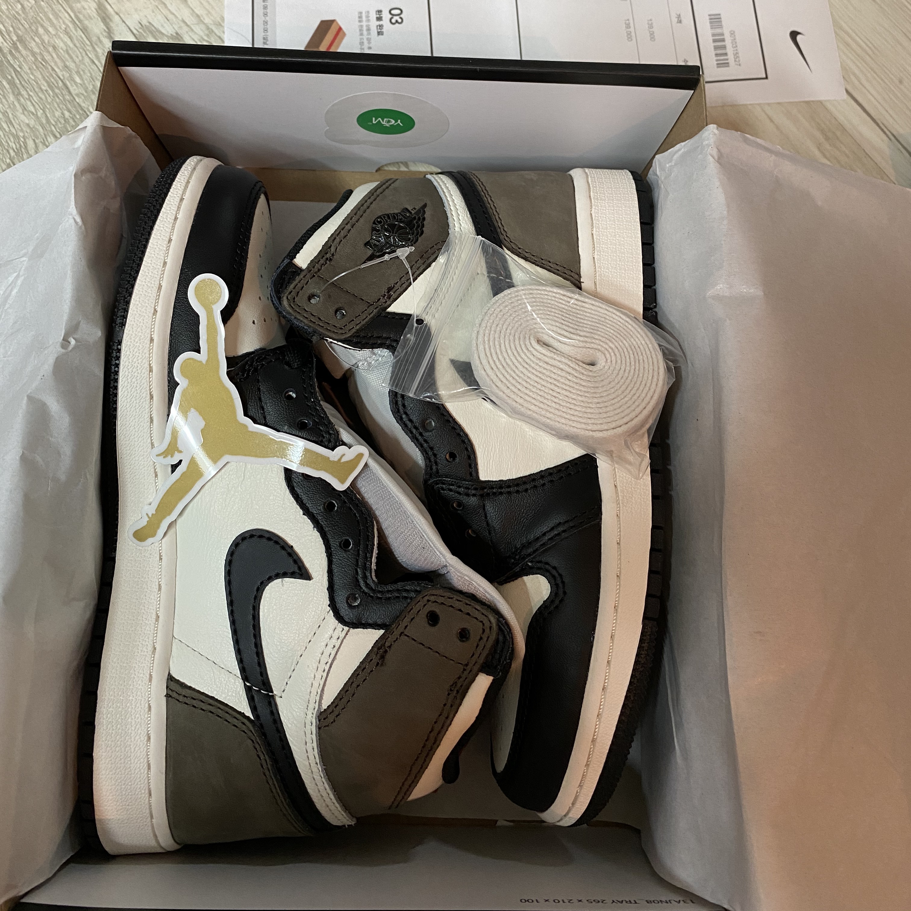 Jordan 1 Retro High OG Black Mocha 착용 스타일