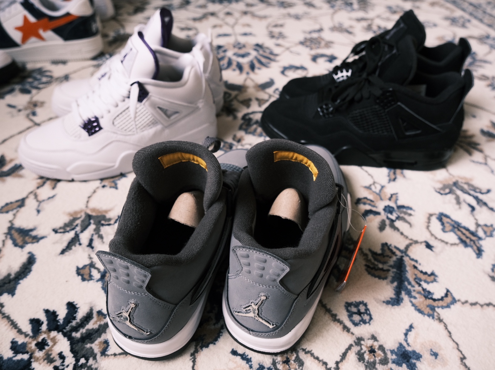 Jordan 4 Retro Purple Metallic, Jordan 4 Retro Black Cat 2020 μ°©μ© μ€νμΌ - 1