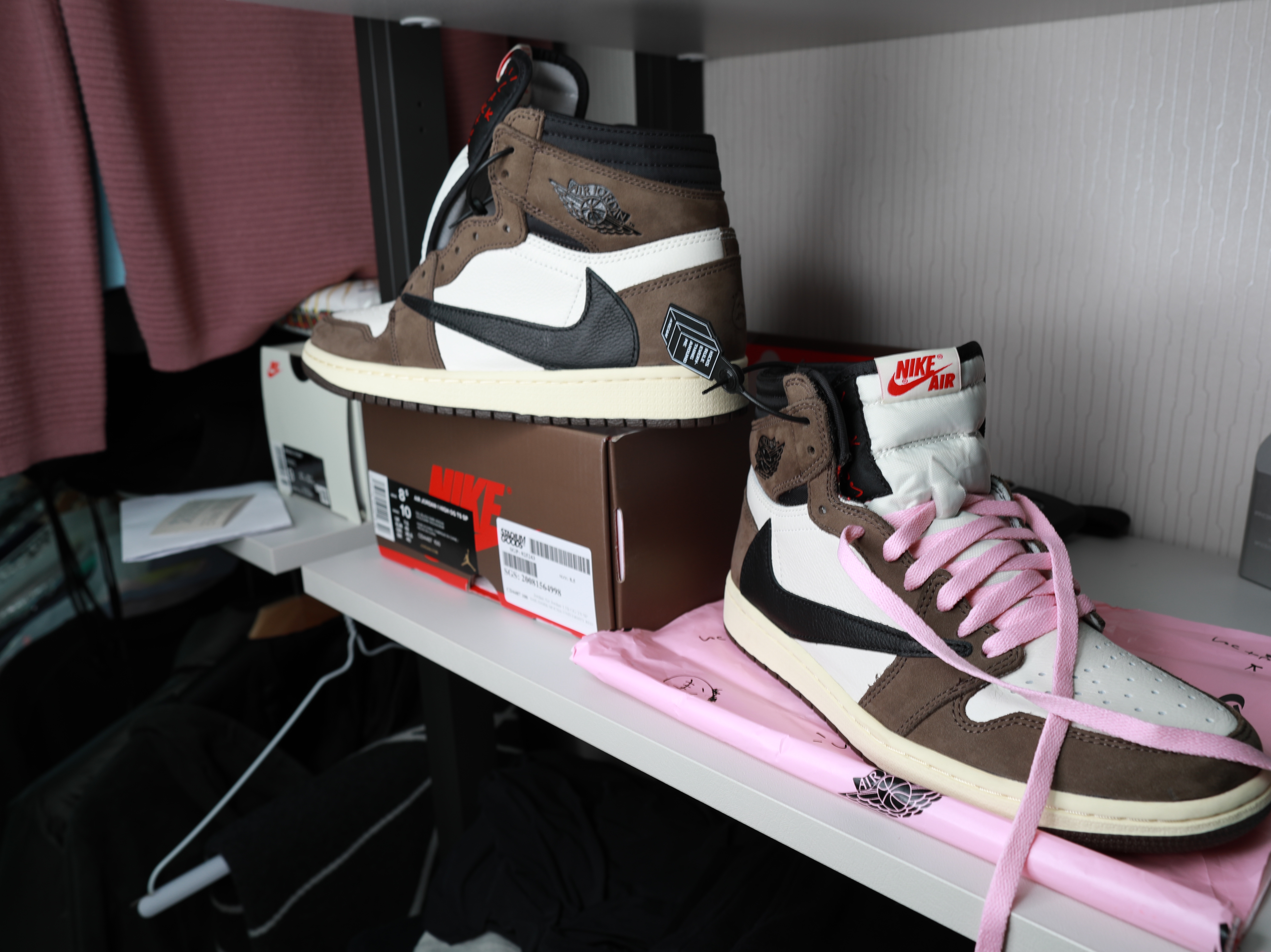 Jordan 1 x Travis Scott Retro High OG SP Mocha 착용 스타일 - 3