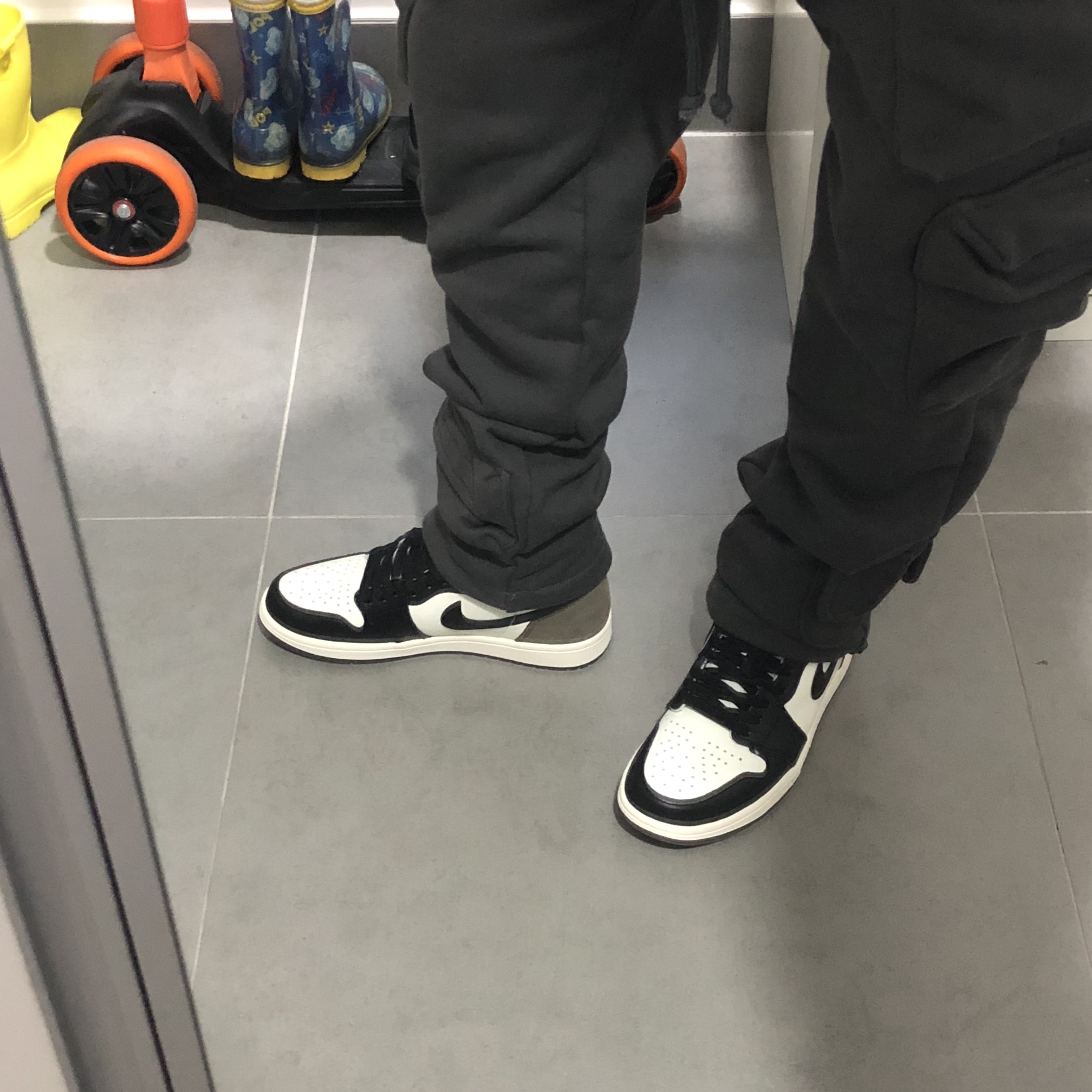 Jordan 1 Retro High OG Black Mocha 착용 스타일 - 3