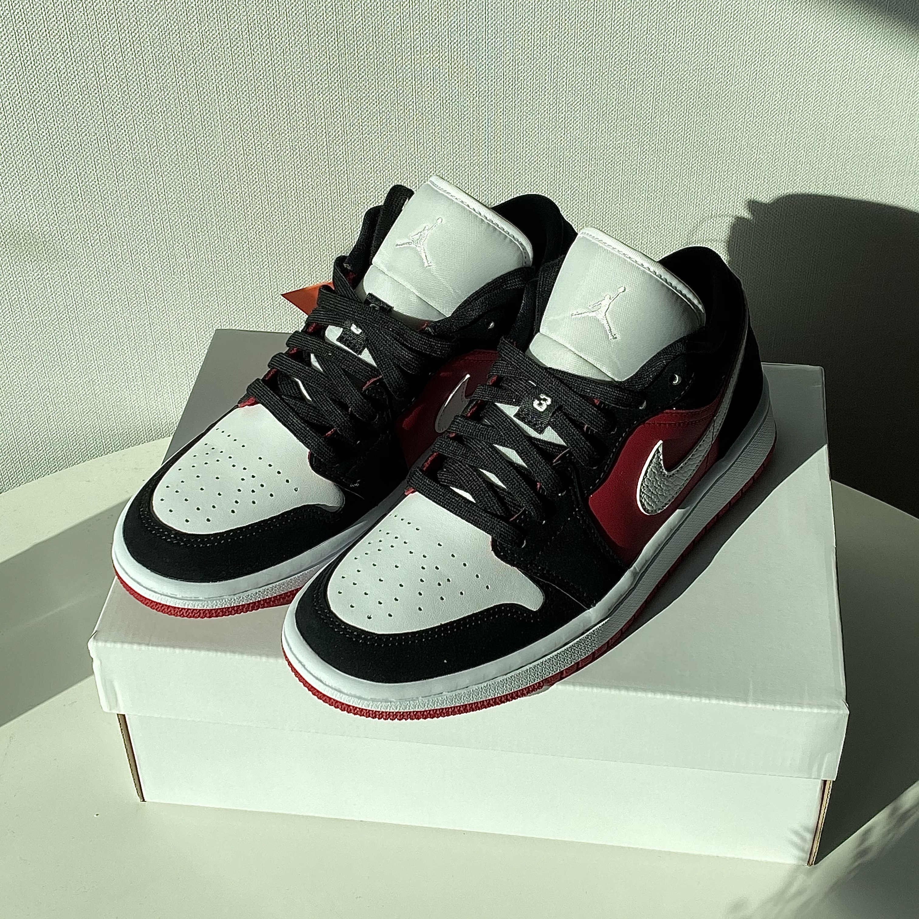 (W) Jordan 1 Low Gym Red Black White 착용 스타일